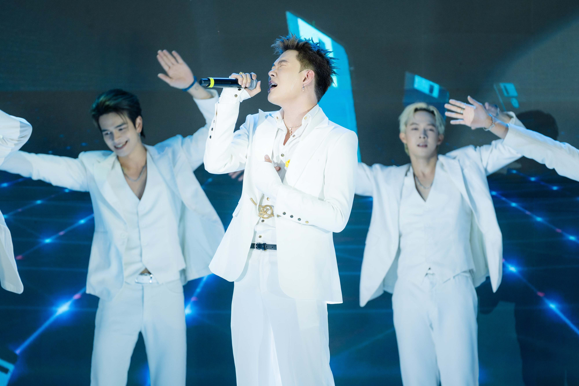 Dương Domic đổi kiểu tóc, khoe trình hát live qua bản hit 'Tràn Bộ Nhớ' - ảnh 1