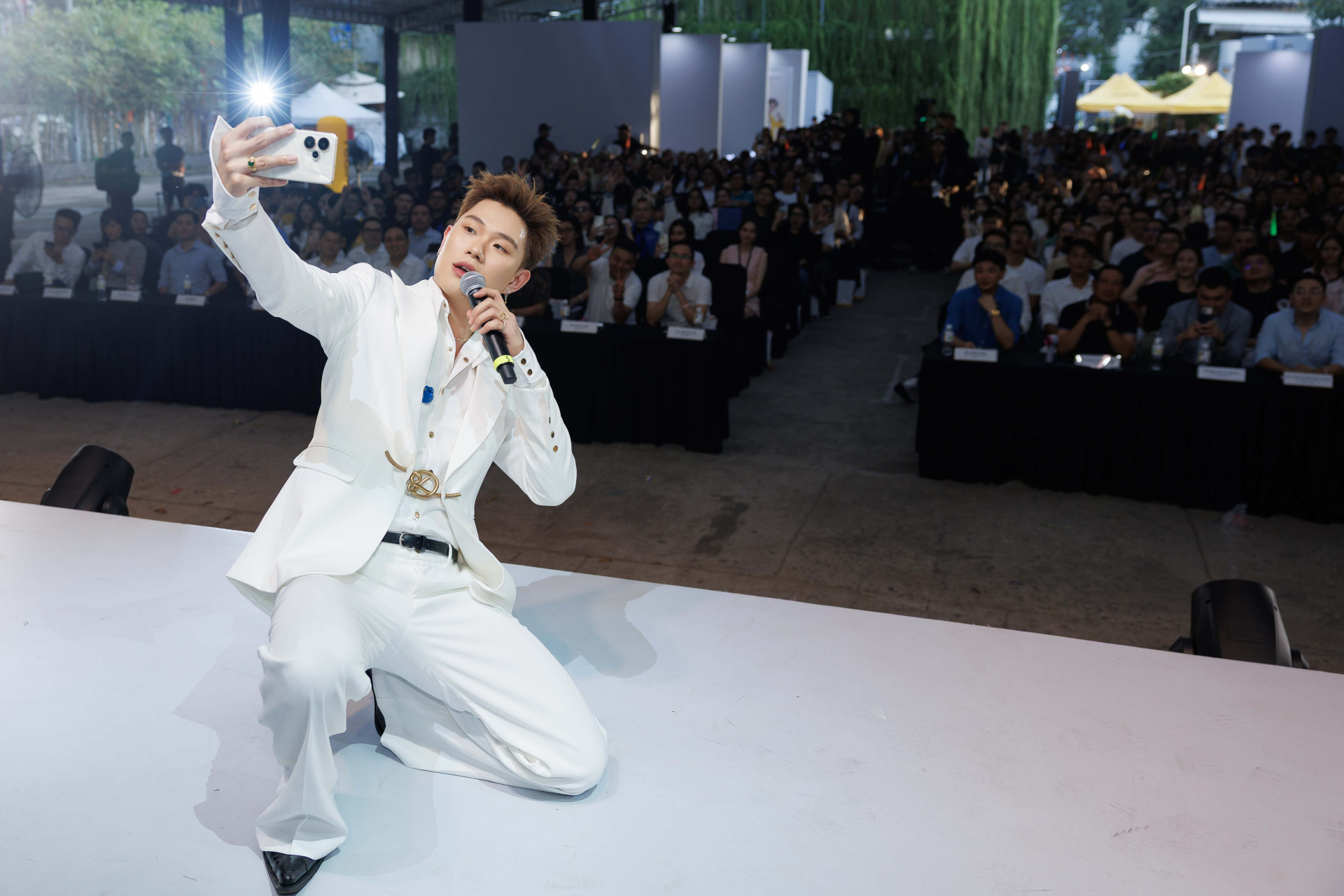 Dương Domic đổi kiểu tóc, khoe trình hát live qua bản hit 'Tràn Bộ Nhớ' - ảnh 2