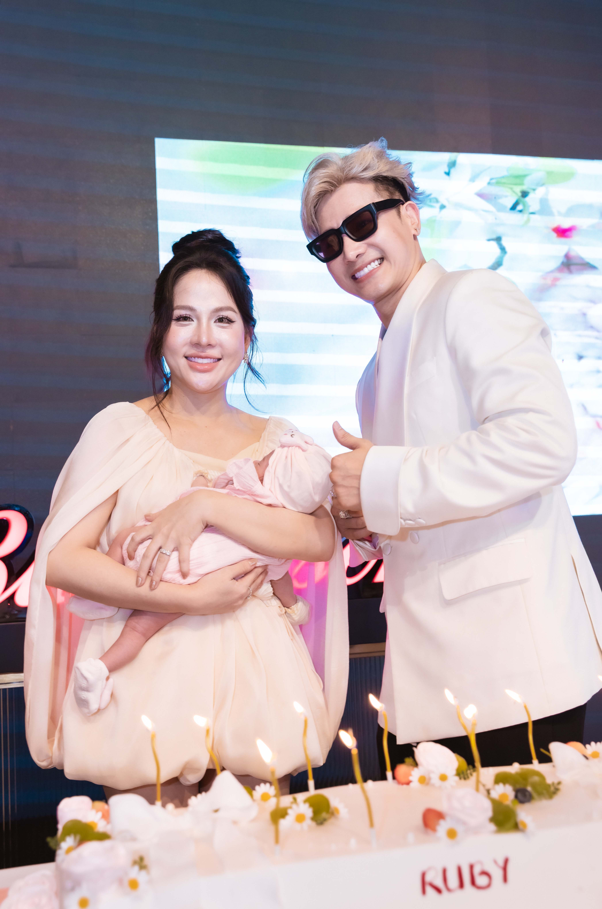 Bé Ruby là con thứ hai của cặp đôi, sinh vào cuối tháng 8/2025, sau hôn lễ lãng mạn hồi tháng 3.