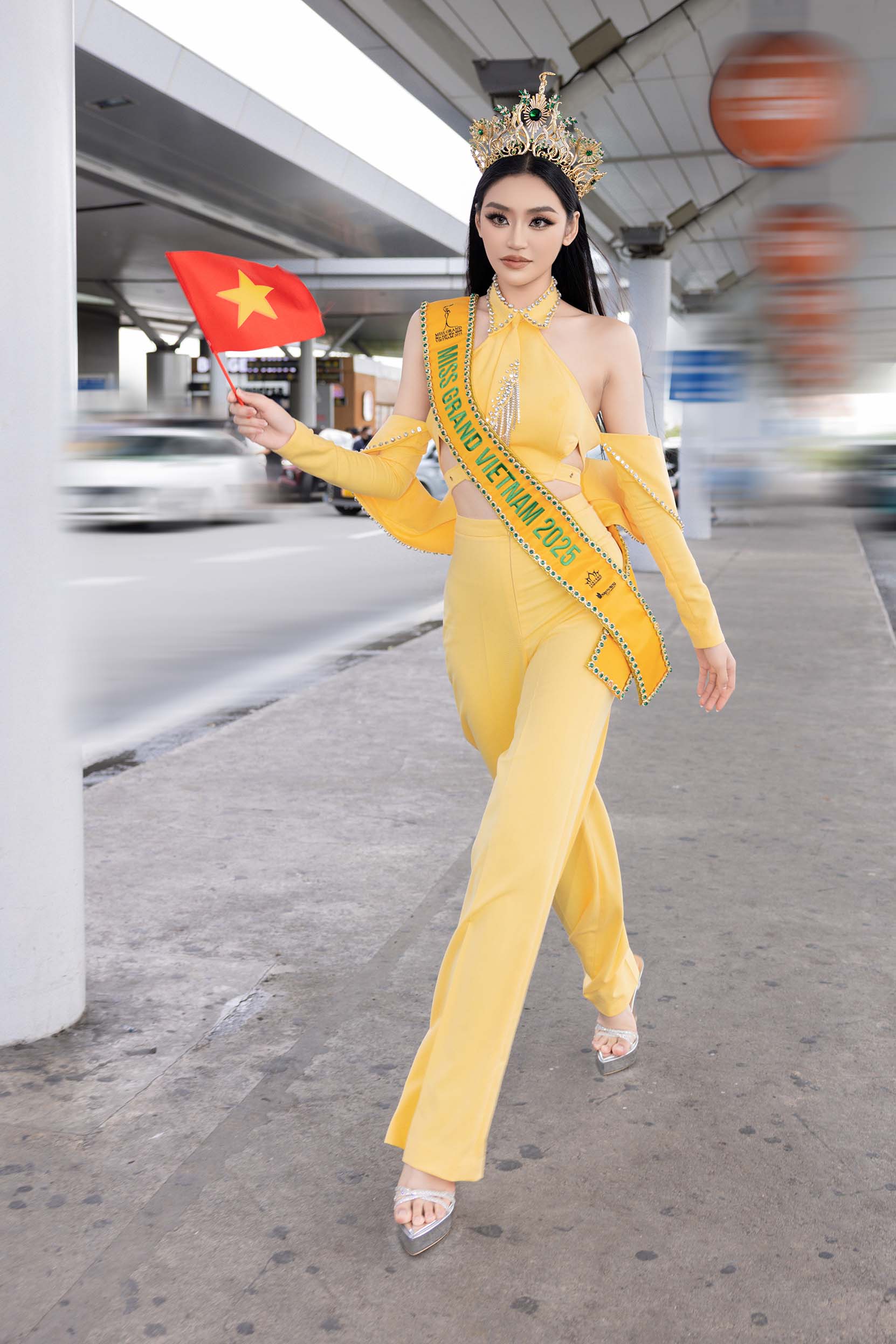 Yến Nhi rạng rỡ lên đường chinh chiến Miss Grand International 2025, vương miện bất ngờ rơi gây xôn xao - ảnh 4