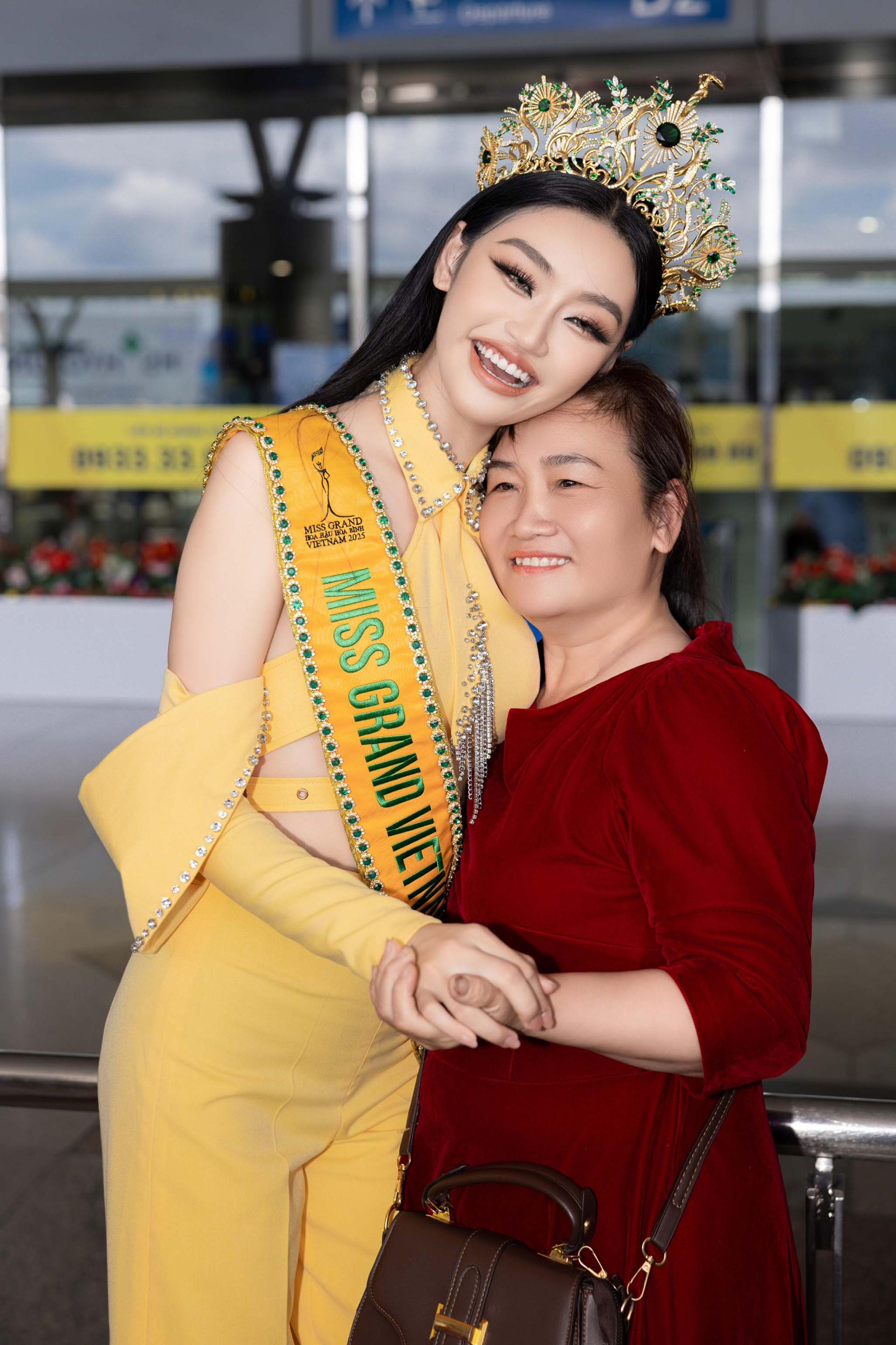 Yến Nhi rạng rỡ lên đường chinh chiến Miss Grand International 2025, vương miện bất ngờ rơi gây xôn xao - ảnh 2