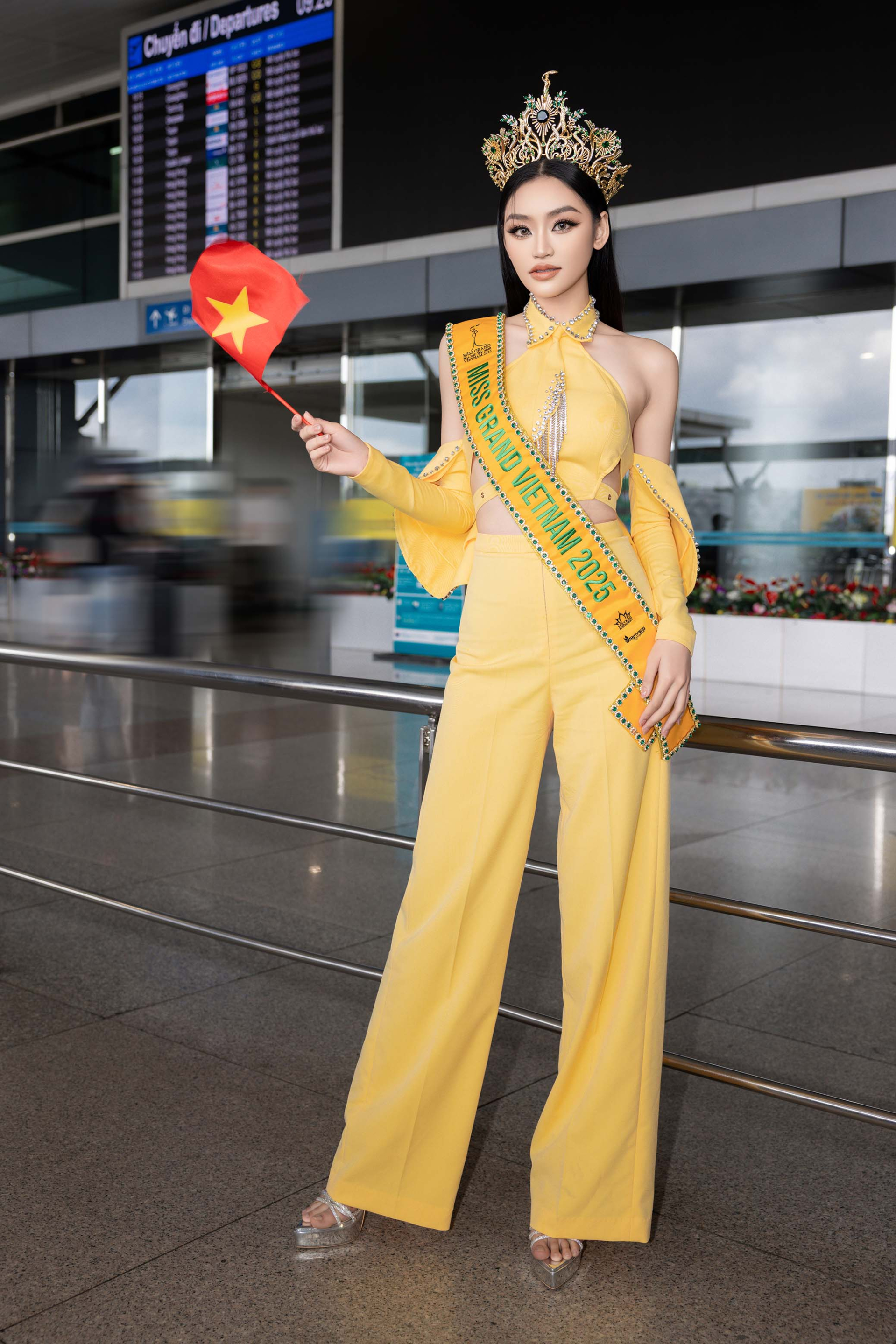 Yến Nhi rạng rỡ lên đường chinh chiến Miss Grand International 2025, vương miện bất ngờ rơi gây xôn xao - ảnh 6