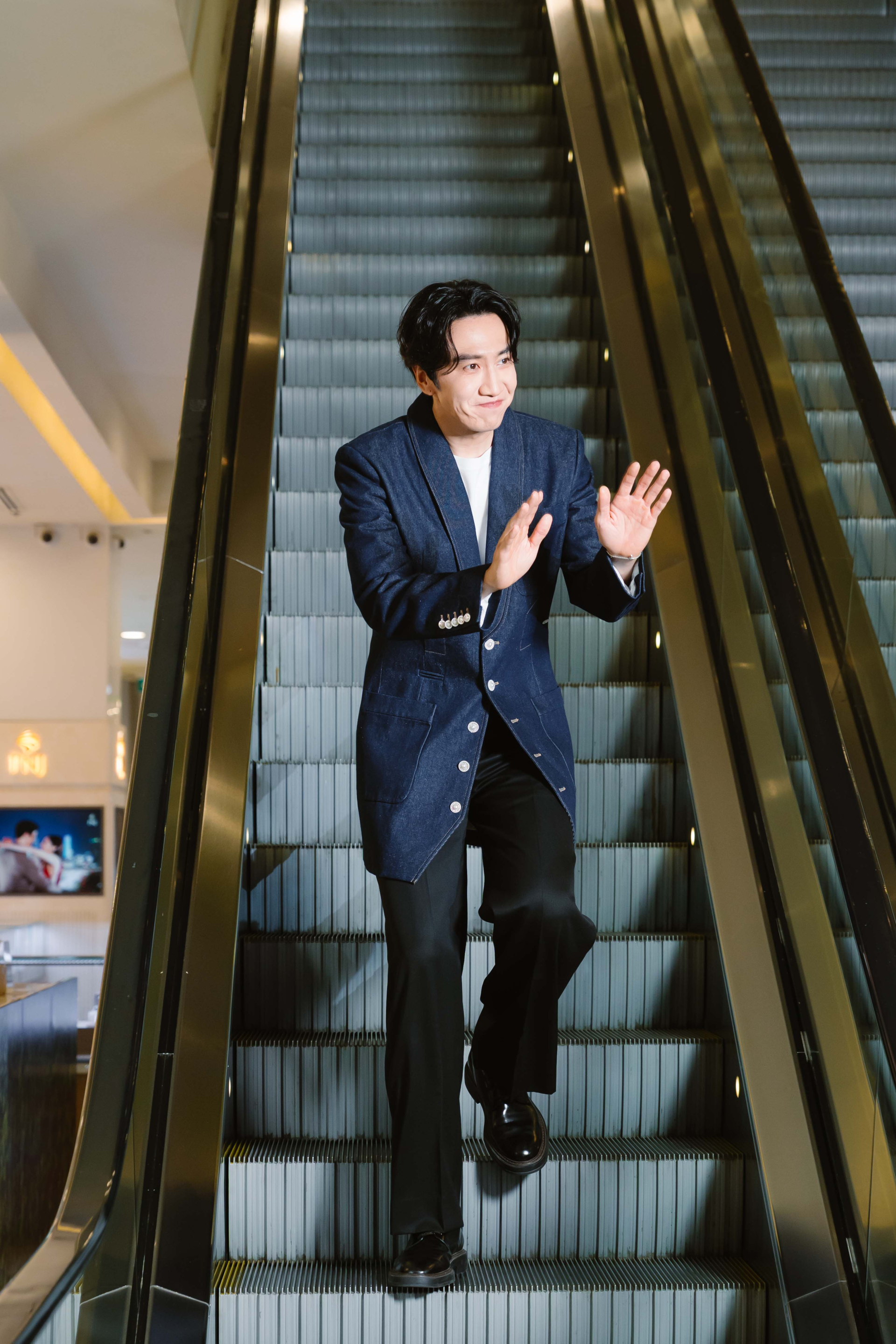 “Hoàng tử châu Á” Lee Kwang Soo gửi lời chào đến khán giả và chia sẻ anh vô cùng trân trọng cơ hội được trở thành một phần của Tay Anh Giữ Một Vì Sao