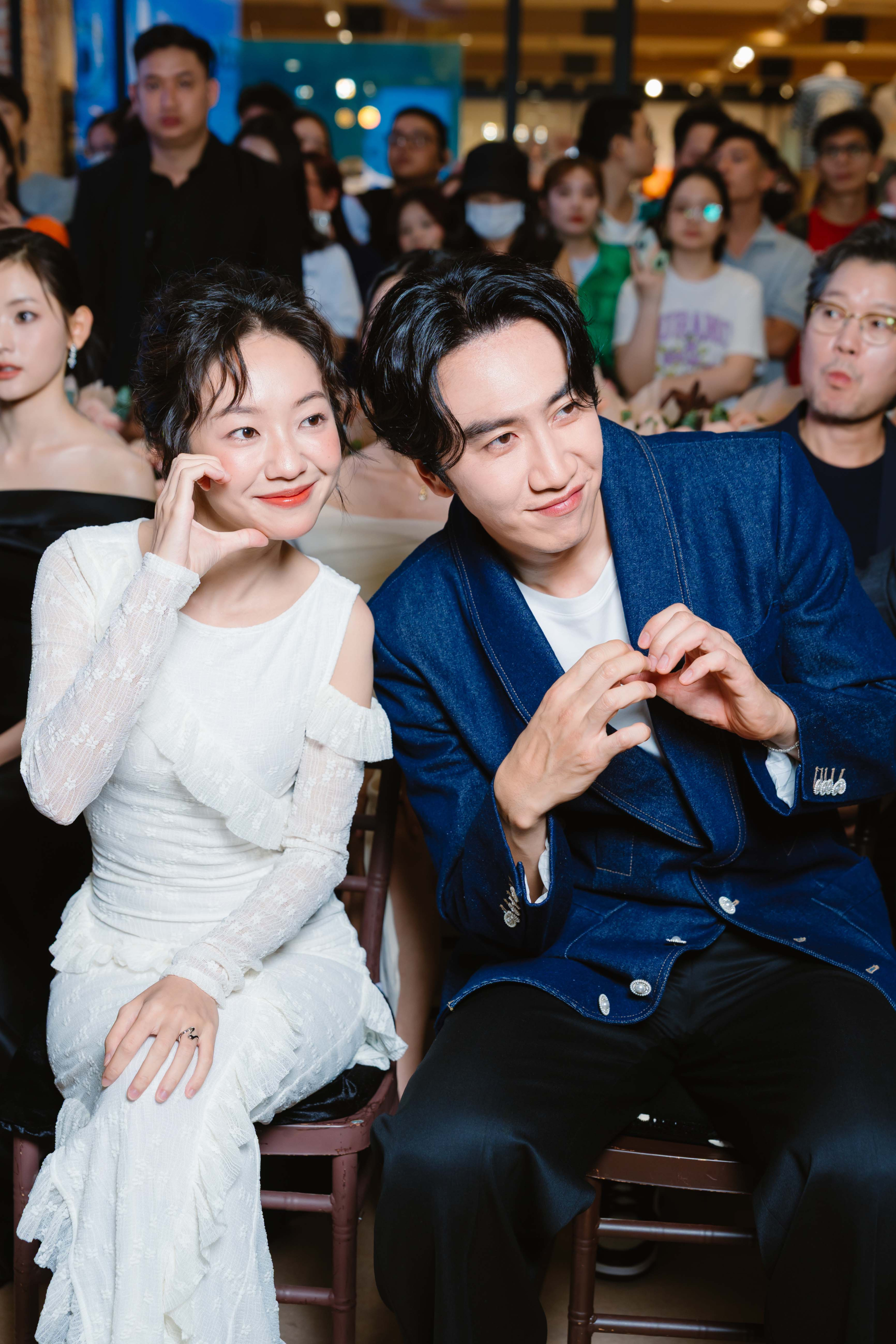 Hà. Cặp đôi “size gap” tay trong tay, cùng nở nụ cười rạng rỡ khiến khán giả “rụng tim” vì quá xứng đôi.
