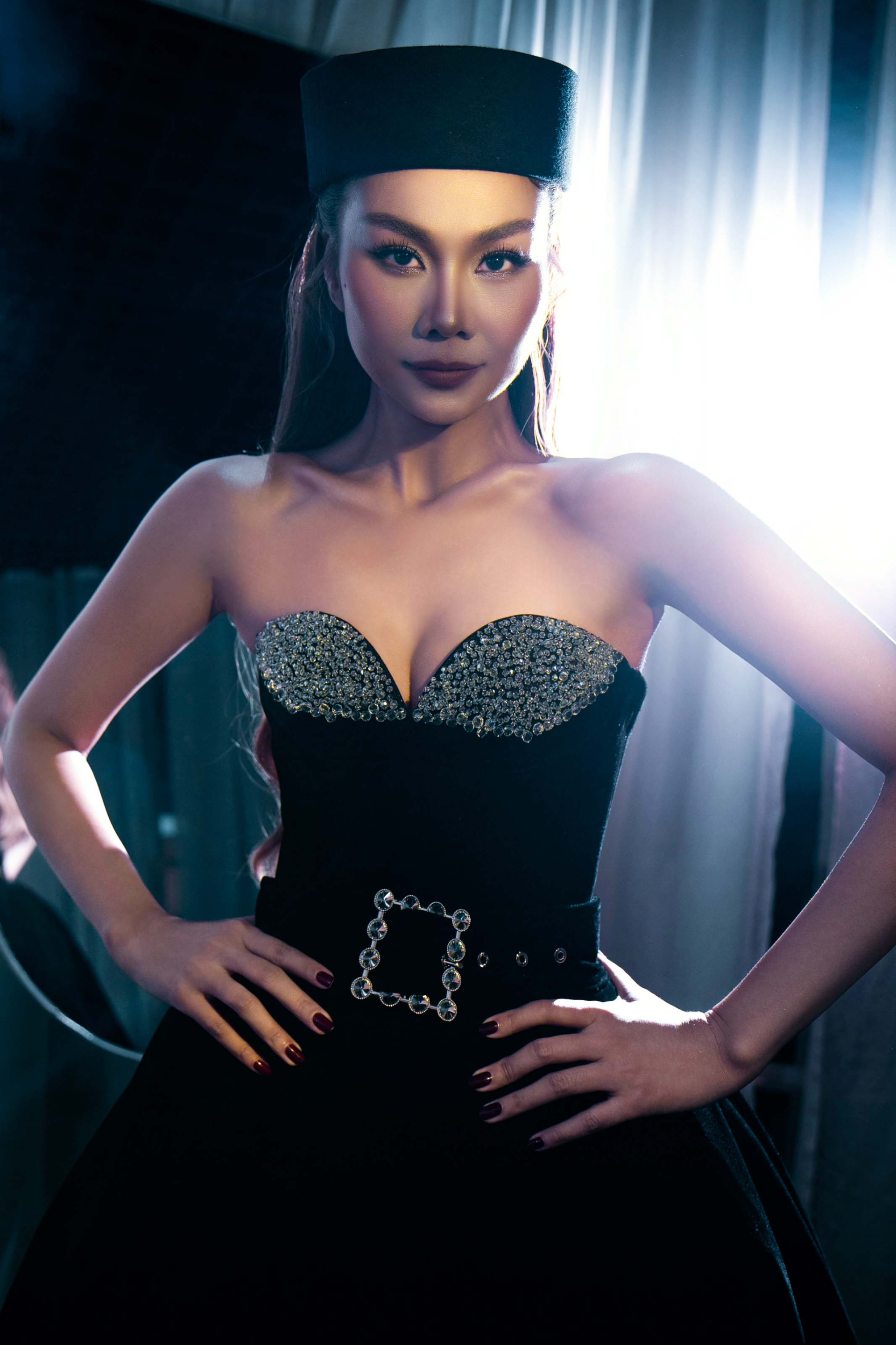 Dàn hoa á hậu đổ bộ thảm đỏ show thời trang, Thanh Hằng tái xuất ấn tượng - ảnh 1
