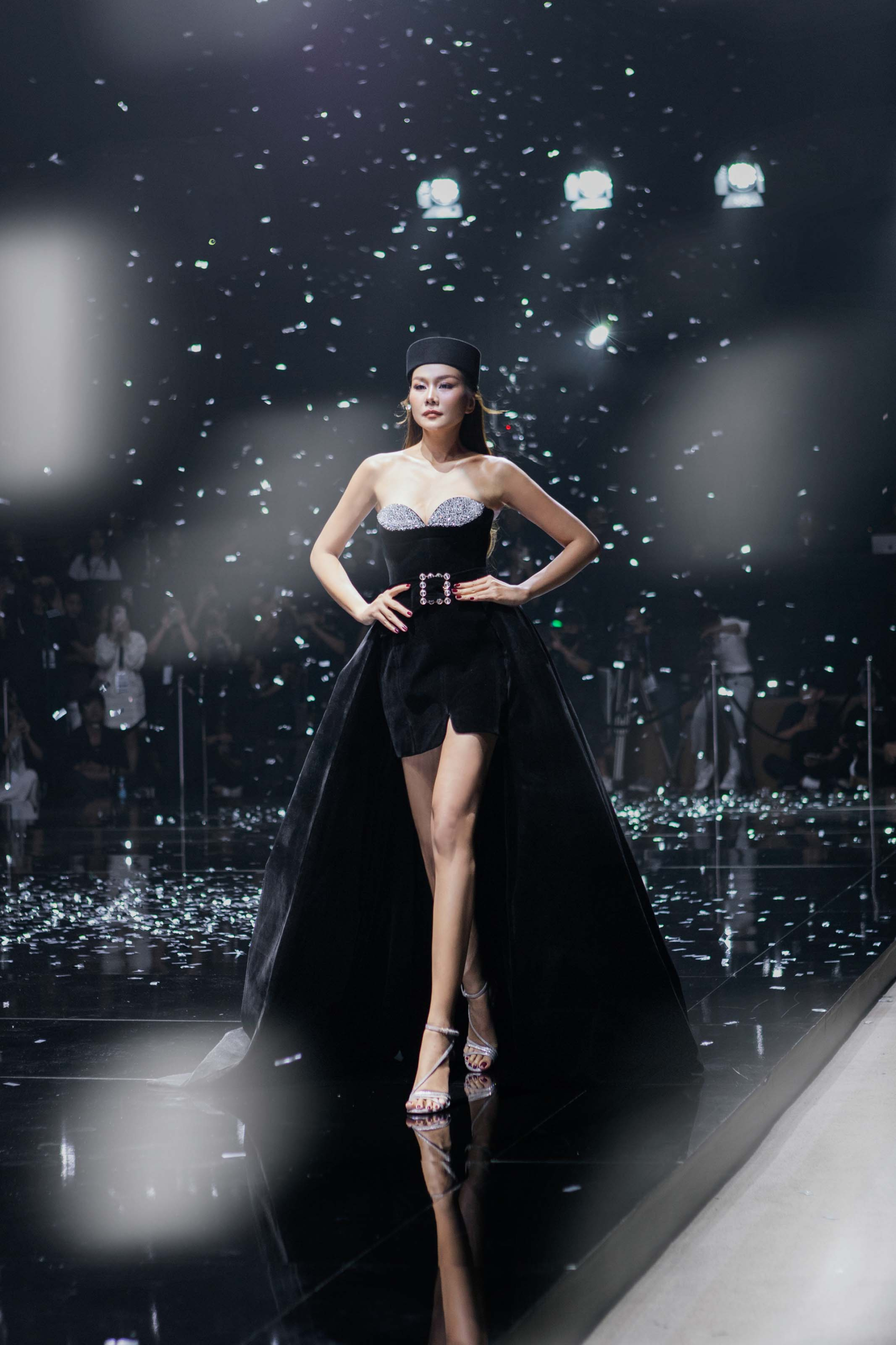 Dàn hoa á hậu đổ bộ thảm đỏ show thời trang, Thanh Hằng tái xuất ấn tượng - ảnh 12