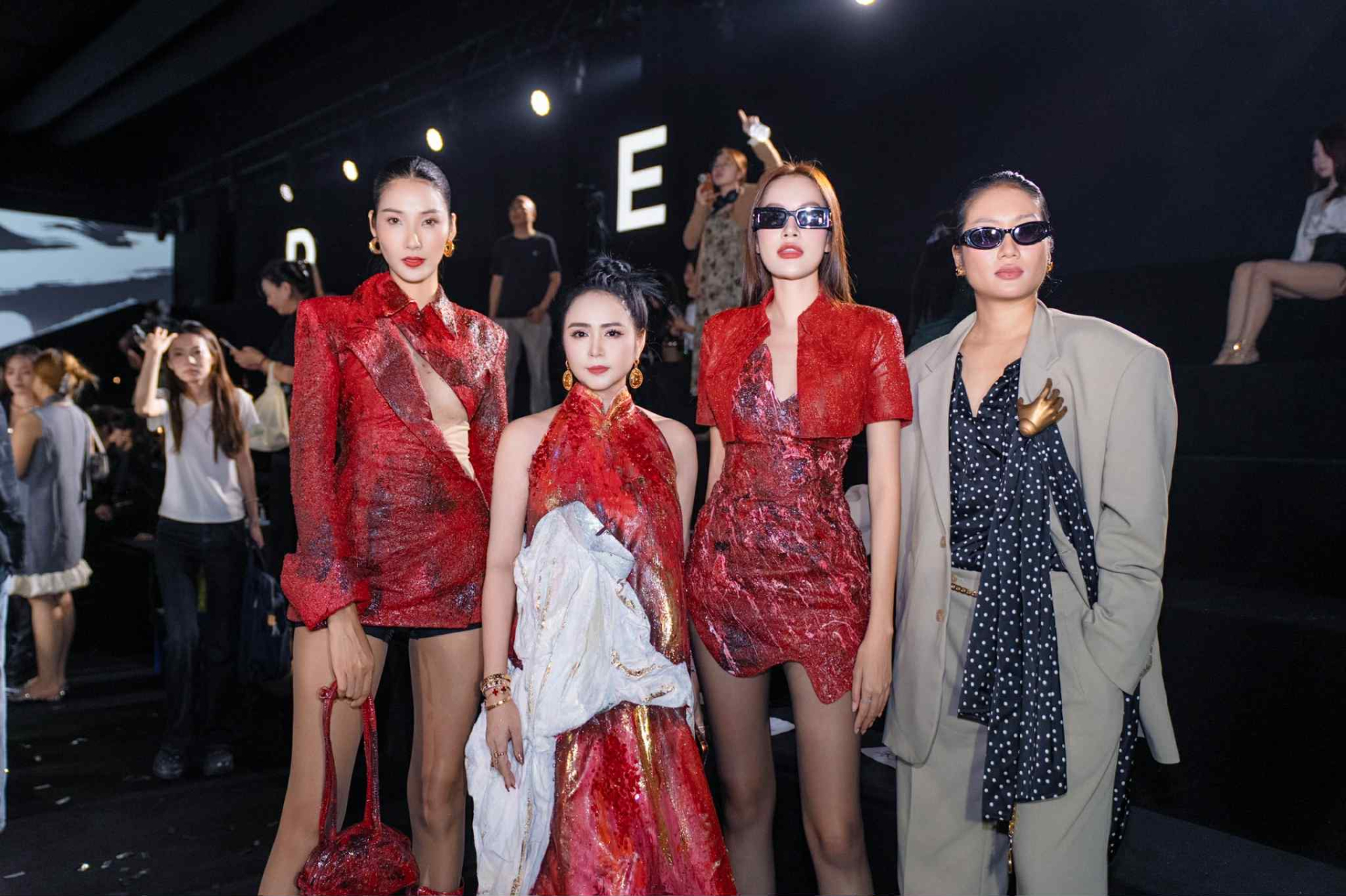 Hoàng Thuỳ, Lê Hoàng Phương cùng NTK Thanh Hương Bùi thu hút ống kính truyền thông quốc tế tại SFW SS26 - ảnh 3