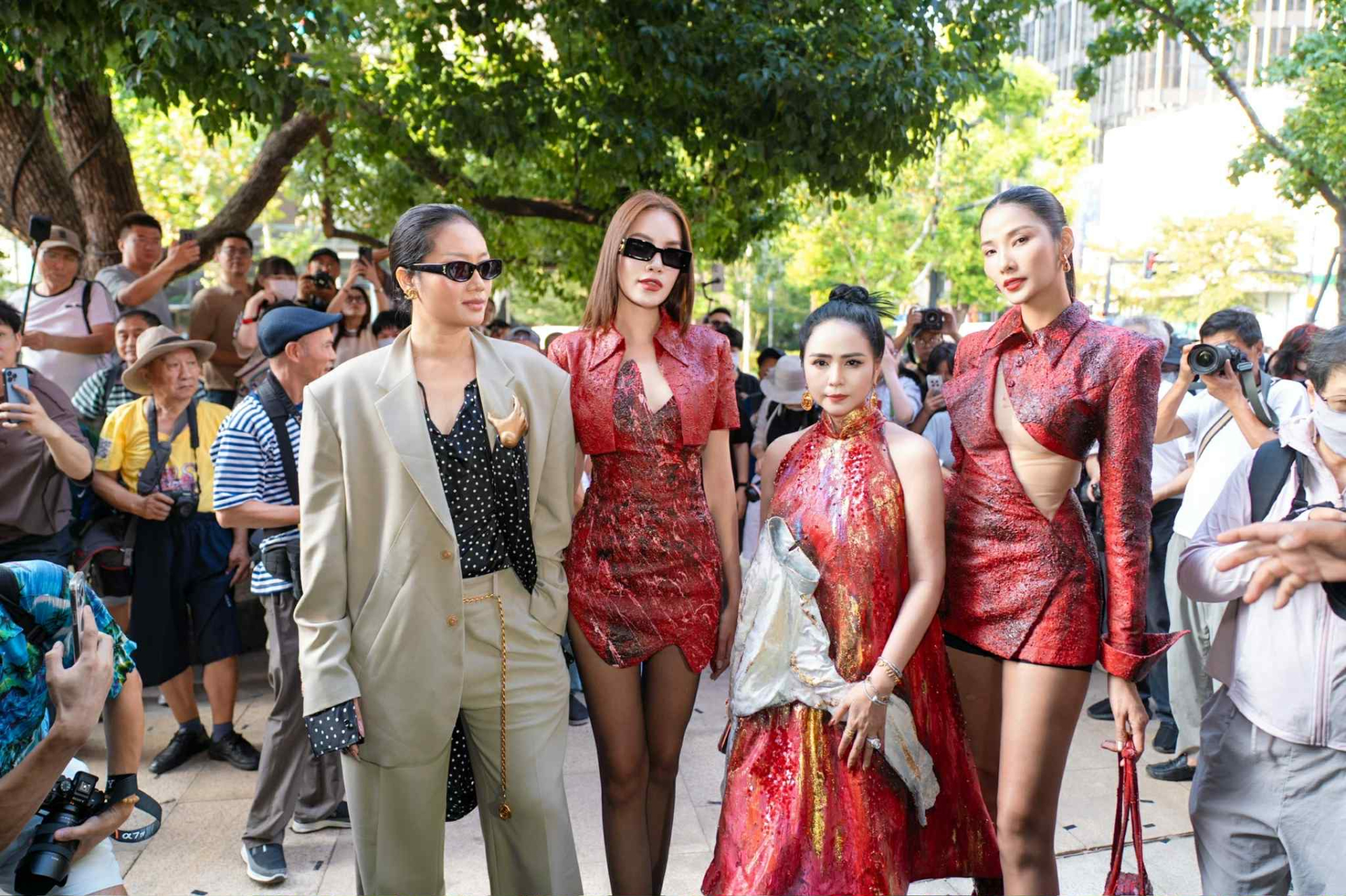 Hoàng Thuỳ, Lê Hoàng Phương cùng NTK Thanh Hương Bùi thu hút ống kính truyền thông quốc tế tại SFW SS26 - ảnh 1