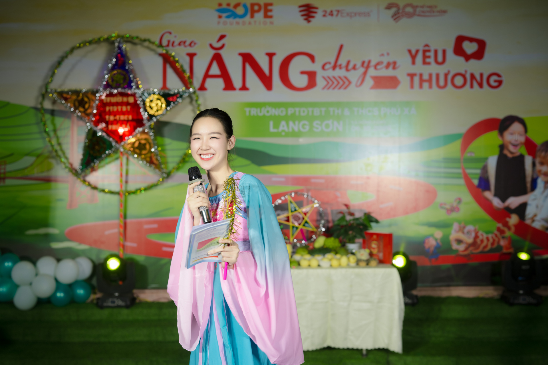 Hoa Hậu Bảo Ngọc hóa chị Hằng, mang quà đến trẻ em vùng lũ tại Lạng Sơn Và Quảng Ninh - ảnh 2