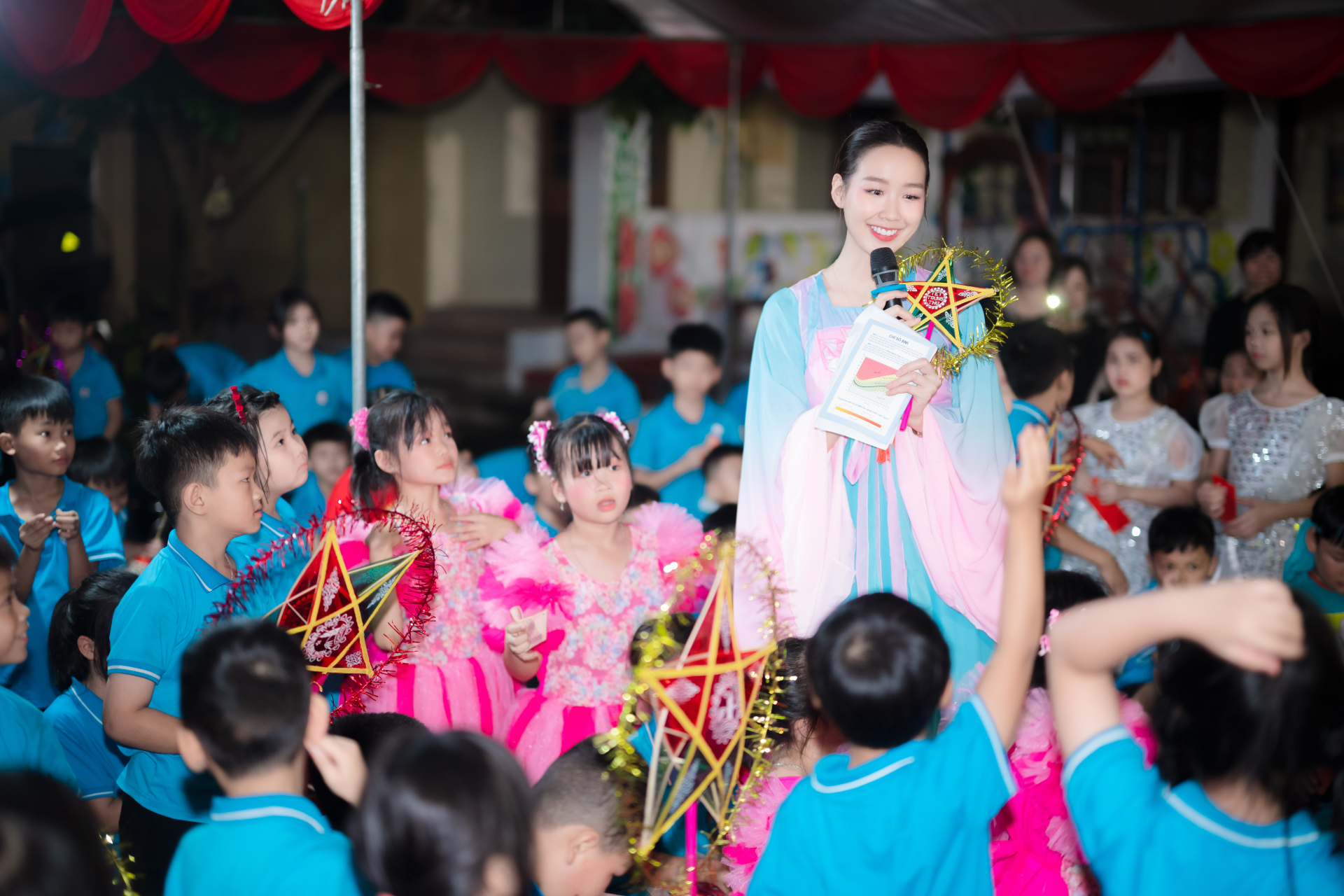 Hoa Hậu Bảo Ngọc hóa chị Hằng, mang quà đến trẻ em vùng lũ tại Lạng Sơn Và Quảng Ninh - ảnh 1