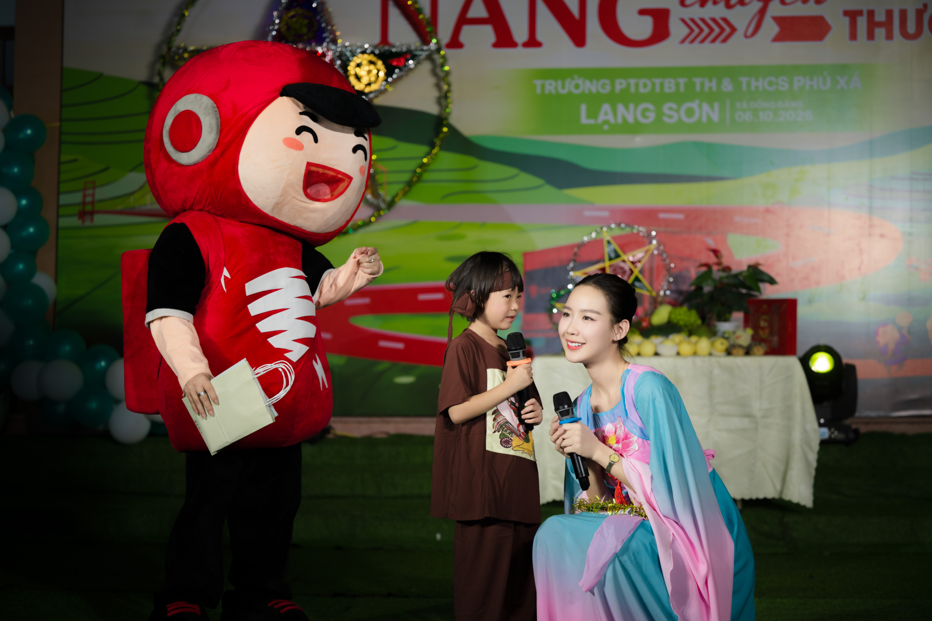 Hoa Hậu Bảo Ngọc hóa chị Hằng, mang quà đến trẻ em vùng lũ tại Lạng Sơn Và Quảng Ninh - ảnh 3