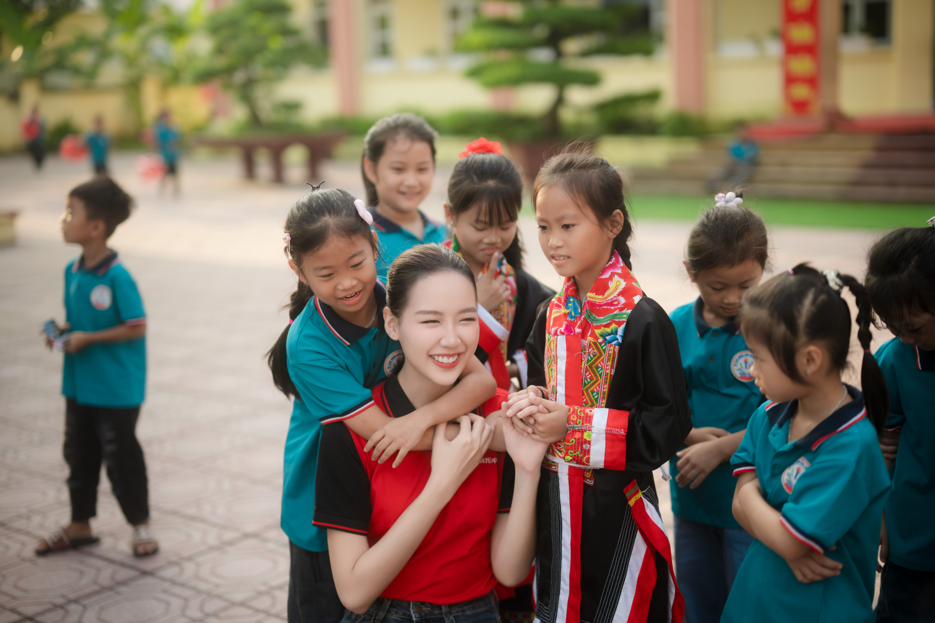 Hoa Hậu Bảo Ngọc hóa chị Hằng, mang quà đến trẻ em vùng lũ tại Lạng Sơn Và Quảng Ninh - ảnh 4