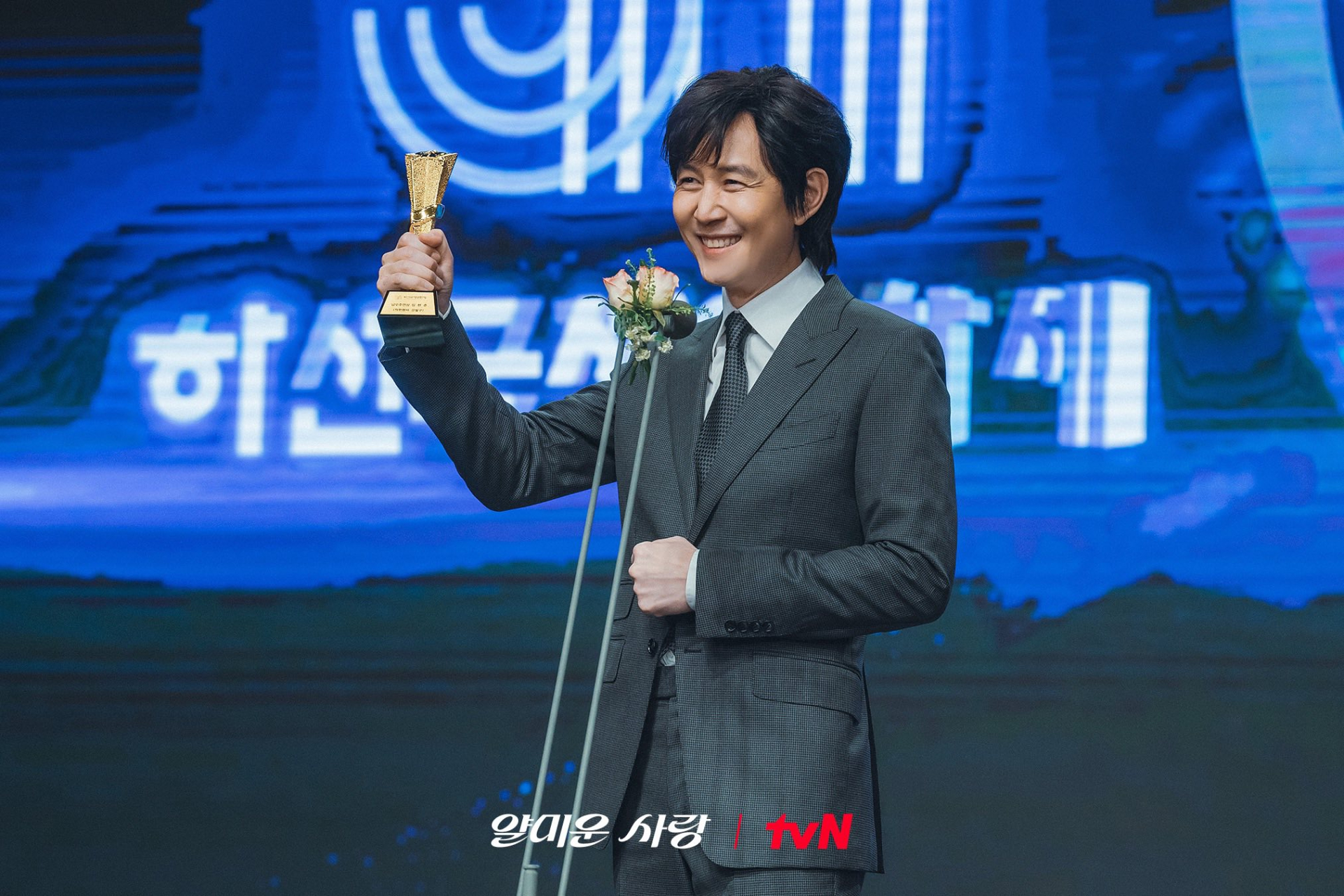 tvN tung ảnh nhá hàng phim mới: Lee Jung Jae 'mắc kẹt' trong hào quang vai diễn cũ - ảnh 3