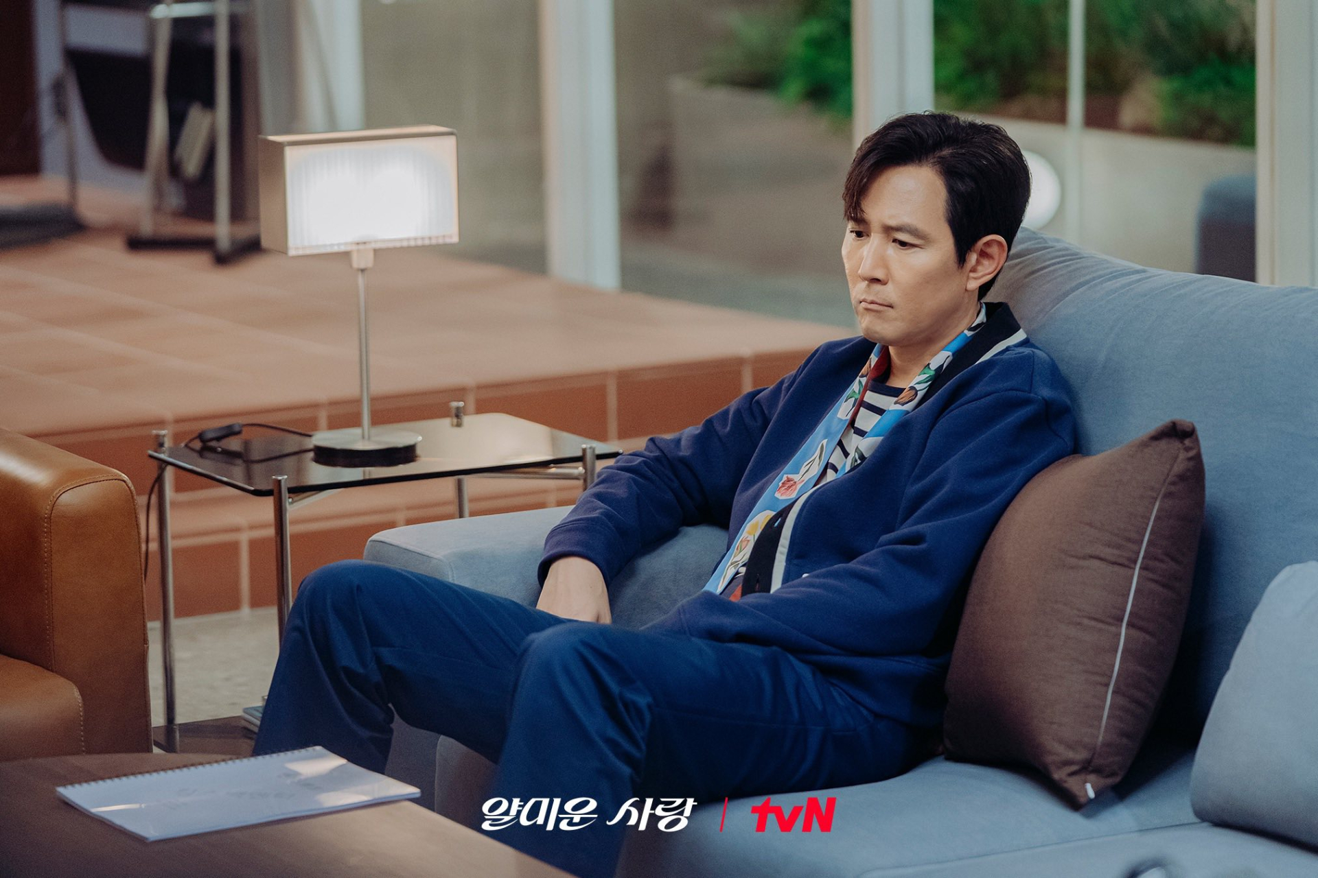 tvN tung ảnh nhá hàng phim mới: Lee Jung Jae 'mắc kẹt' trong hào quang vai diễn cũ - ảnh 2