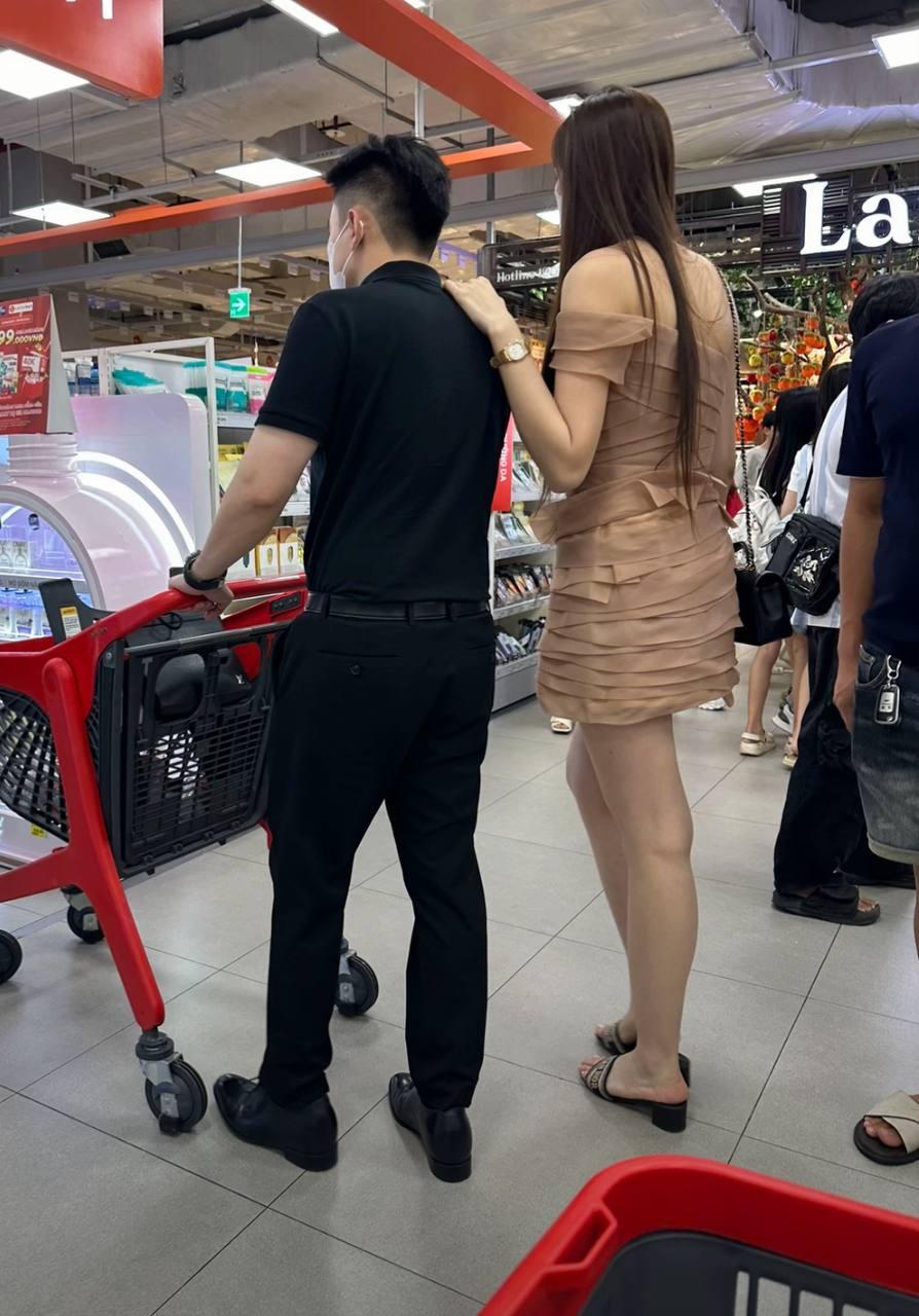 Hé lộ thiệp cưới của Hoa hậu Đỗ Thị Hà và thiếu gia Quảng Trị - ảnh 2