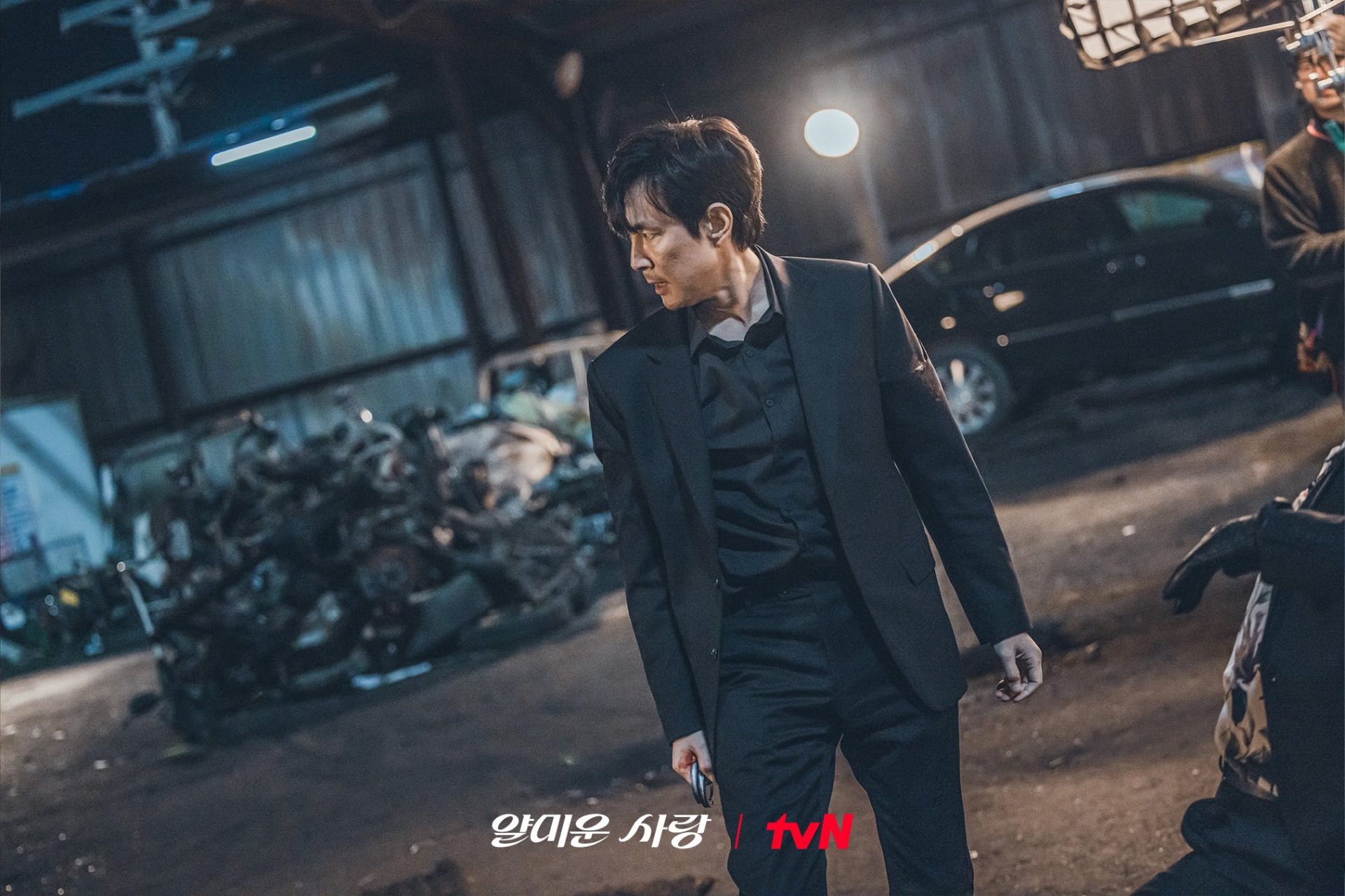 tvN tung ảnh nhá hàng phim mới: Lee Jung Jae 'mắc kẹt' trong hào quang vai diễn cũ - ảnh 4