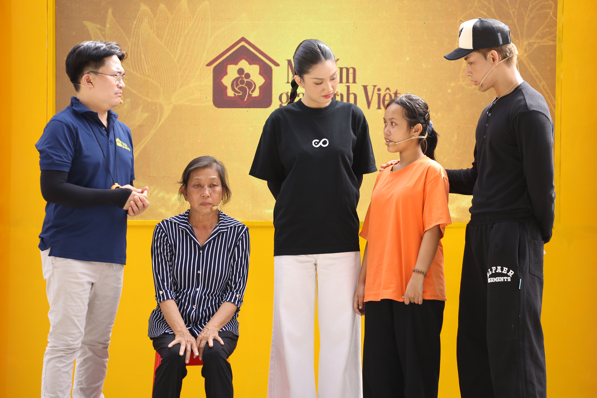 MC Đại Nghĩa xúc động trước người phụ nữ cưu mang em nuôi bị tâm thần hơn 20 năm - ảnh 1