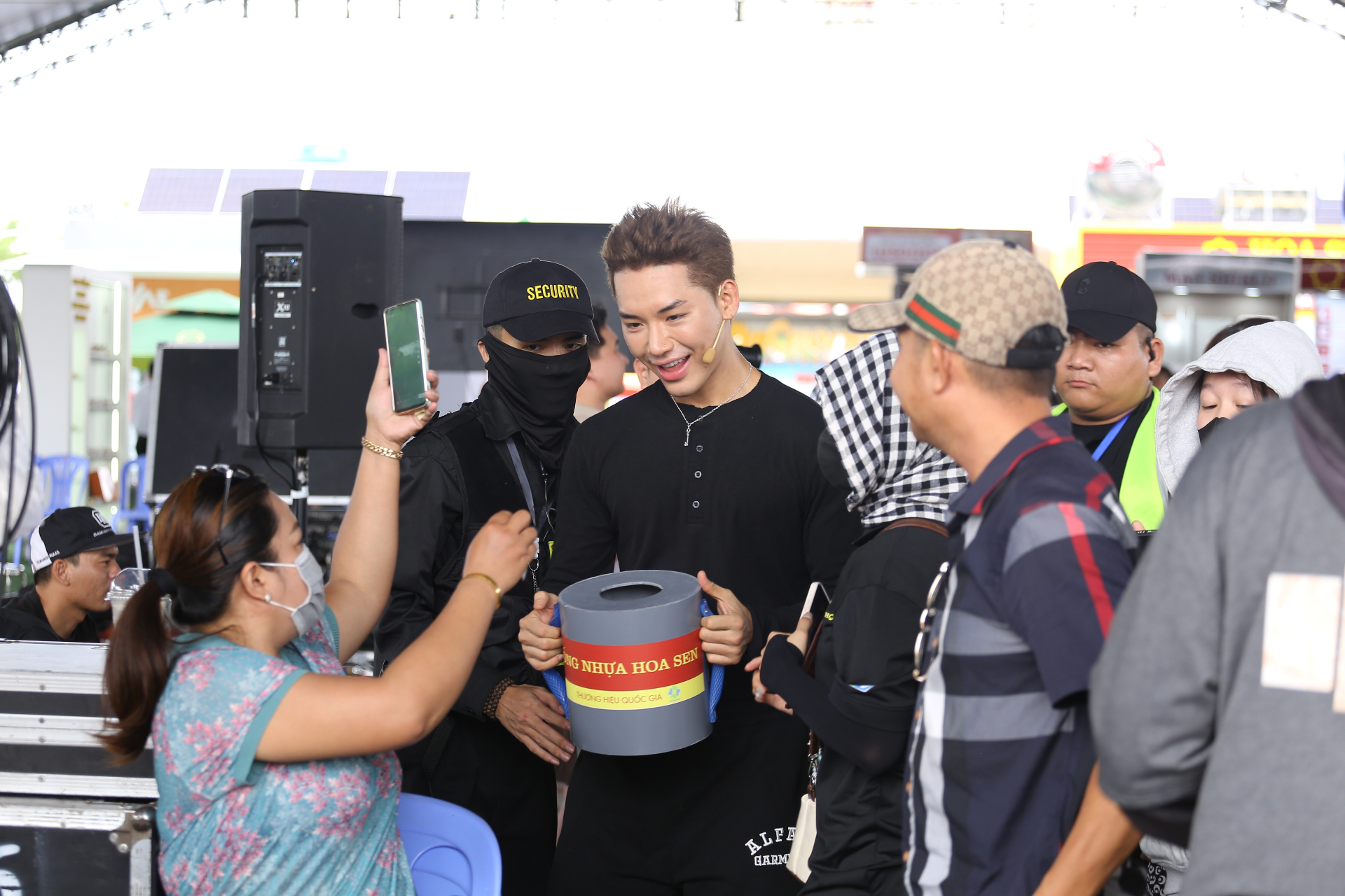 MC Đại Nghĩa xúc động trước người phụ nữ cưu mang em nuôi bị tâm thần hơn 20 năm - ảnh 6