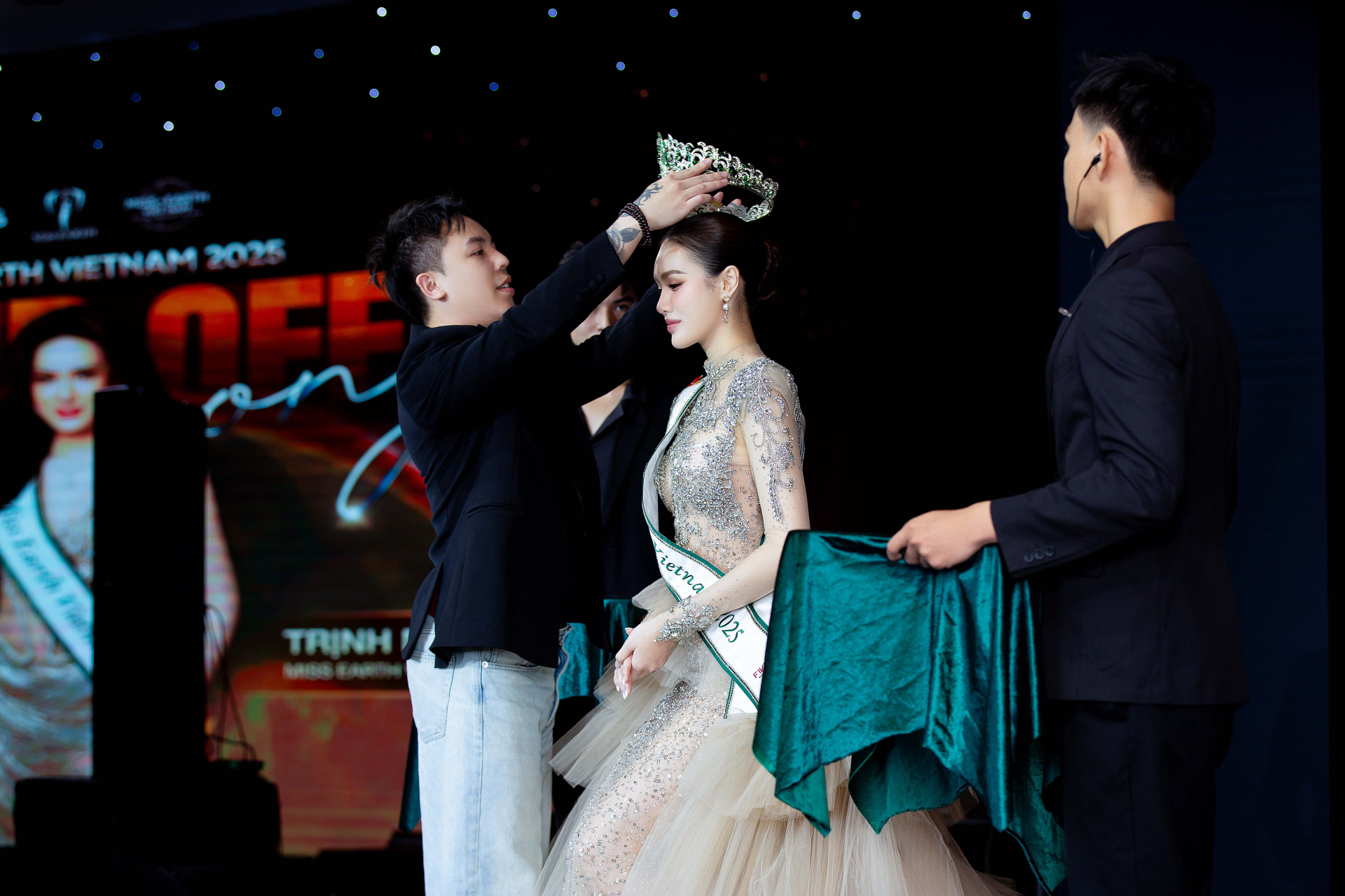 Trịnh Mỹ Anh chính thức nhận sash và vương miện, sẵn sàng chinh phục Miss Earth 2025 - ảnh 1