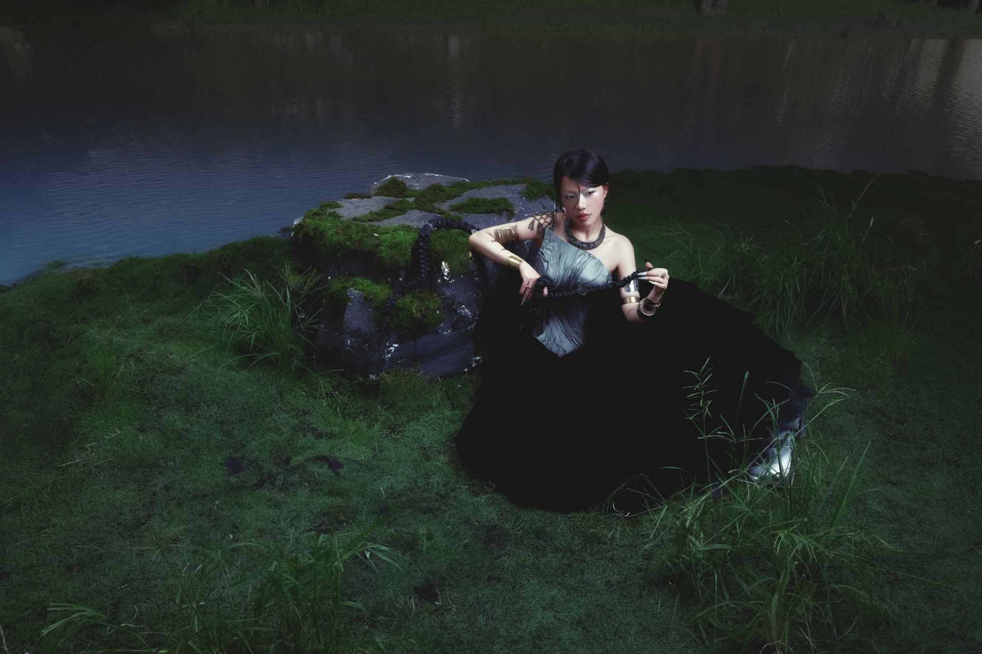 Phùng Khánh Linh ra mắt album Giữa Một Vạn Người, lấy hình tượng “thiên nga đen” làm ẩn dụ - ảnh 4
