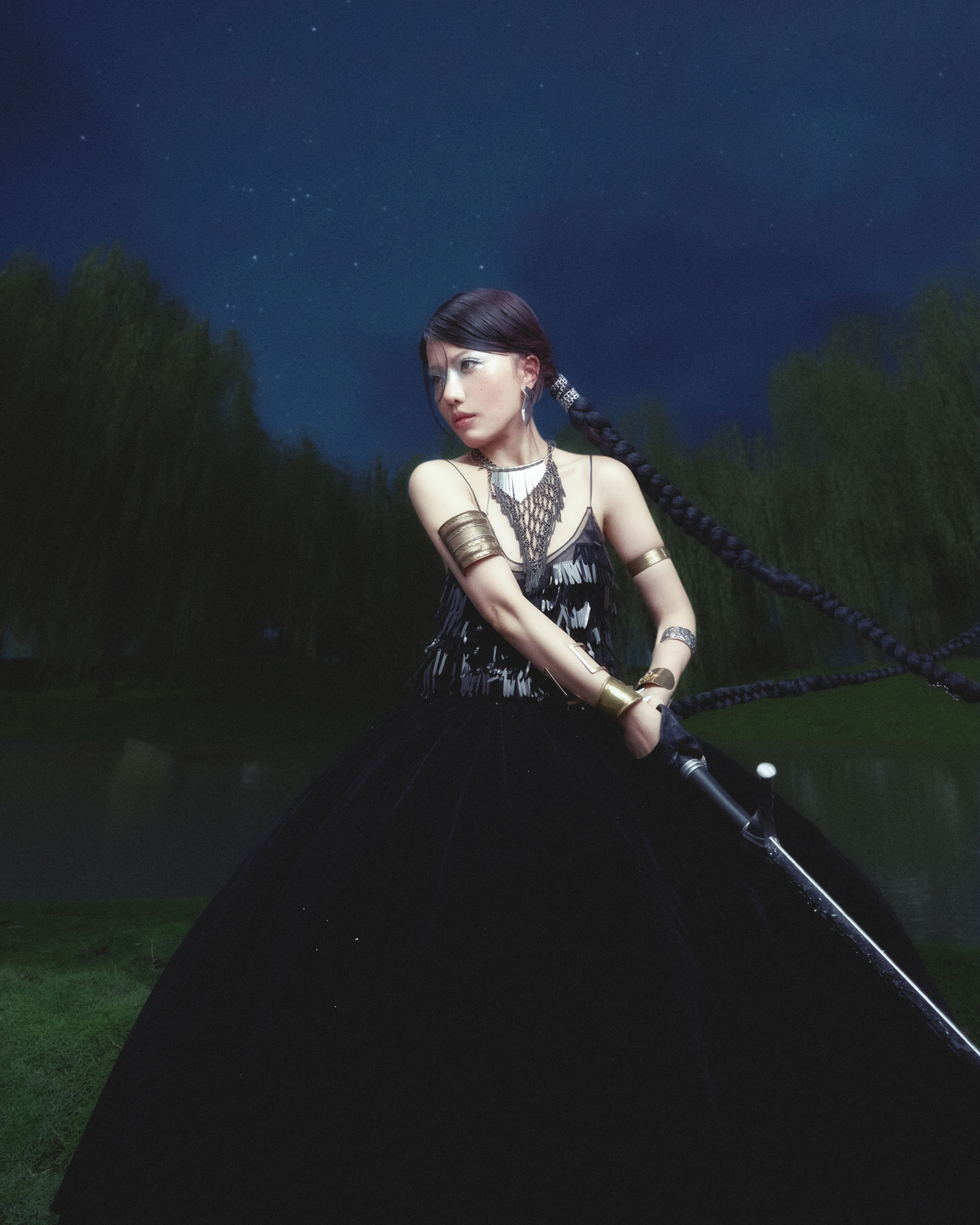 Phùng Khánh Linh ra mắt album Giữa Một Vạn Người, lấy hình tượng “thiên nga đen” làm ẩn dụ - ảnh 3