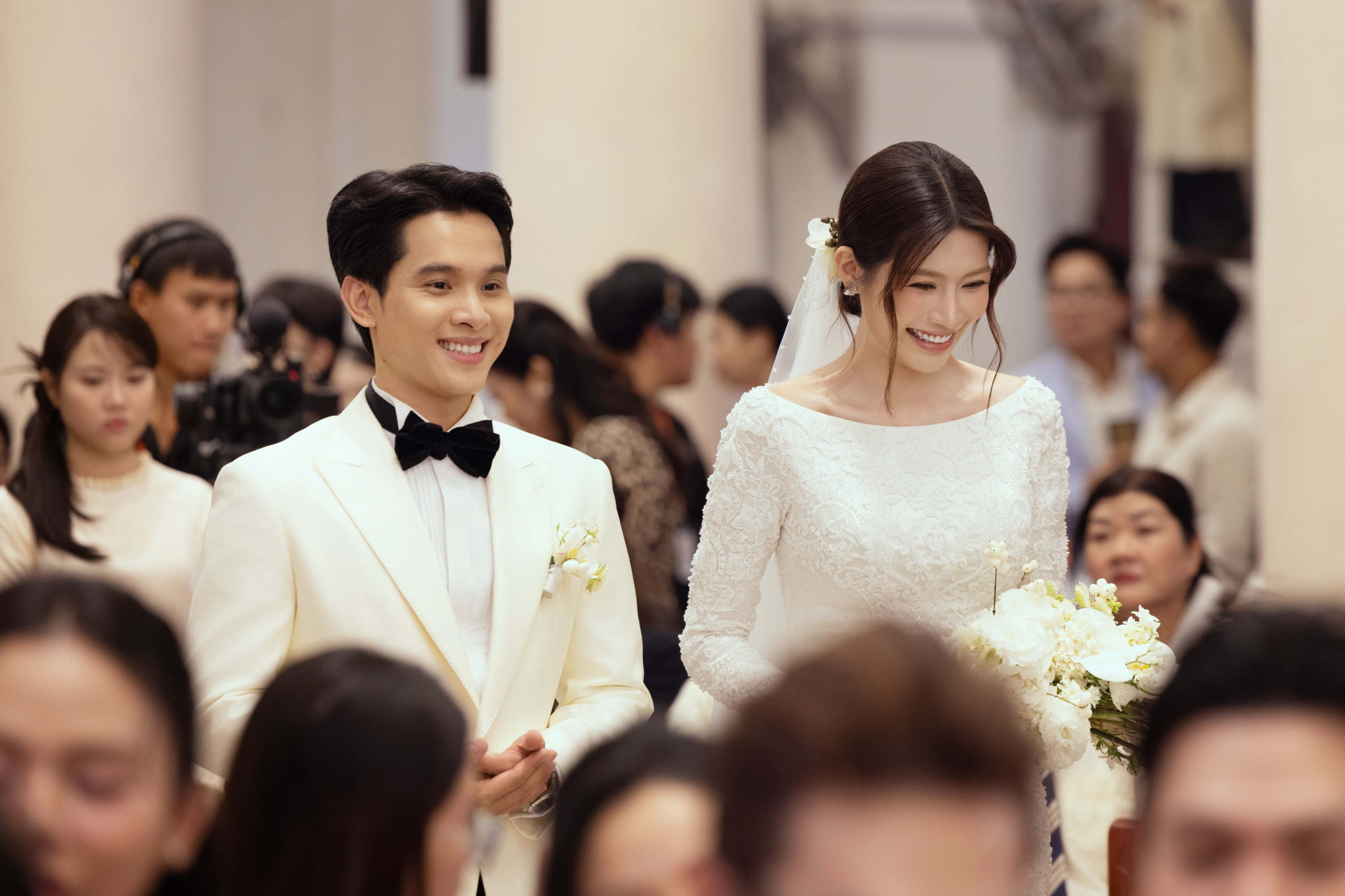 Chế Nguyễn Quỳnh Châu làm đám cưới với chồng chủ tịch tại nhà thờ, Mai Ngô- Quốc Thiên xúc động chúc phúc - ảnh 1