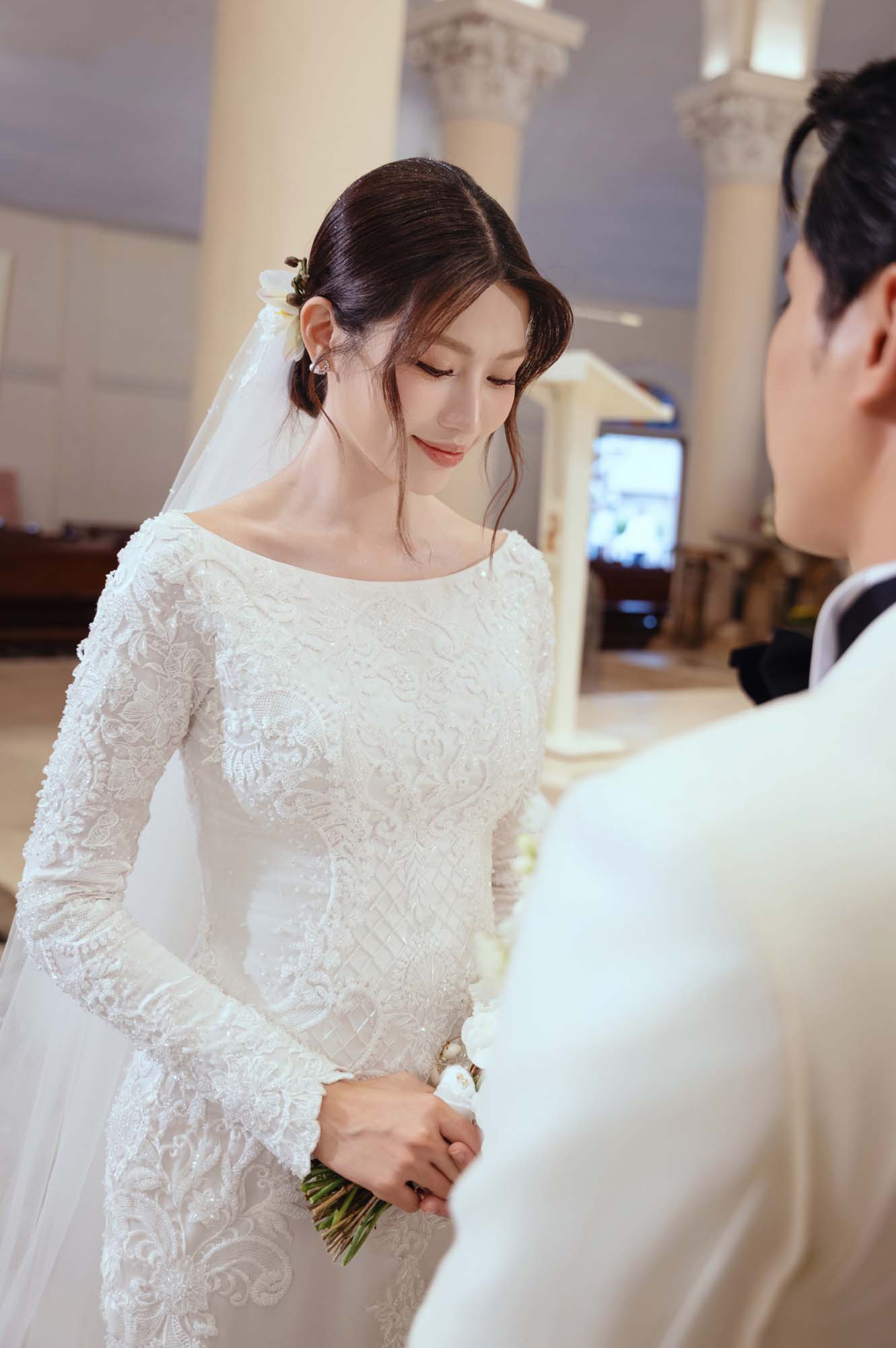 Chế Nguyễn Quỳnh Châu làm đám cưới với chồng chủ tịch tại nhà thờ, Mai Ngô- Quốc Thiên xúc động chúc phúc - ảnh 3