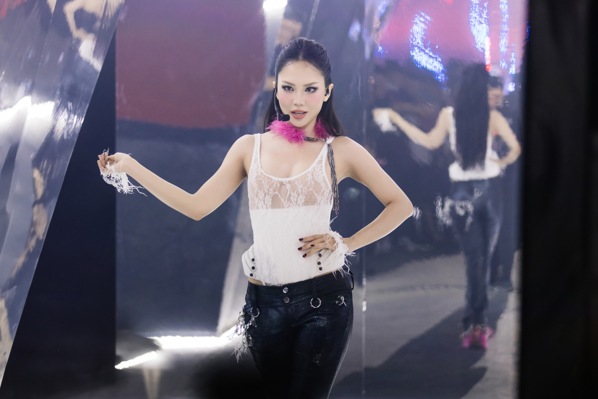 Mai Phương chính thức debut làm ca sĩ với album song ngữ, kết hợp cùng 4 nghệ sĩ quốc tế - ảnh 4