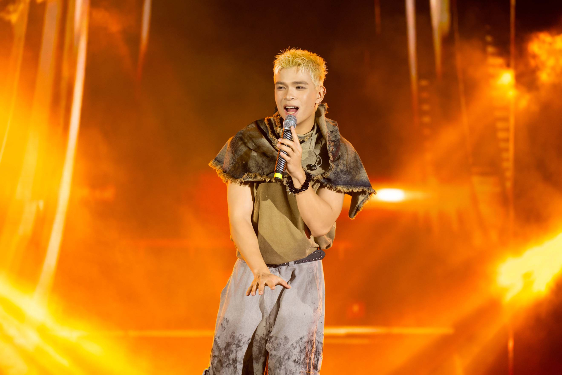 Hoàng Thùy diễn vedette, dẫn dắt dàn model tỏa sáng - ảnh 6