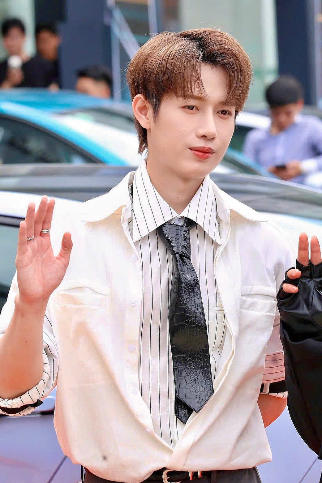 Top 11 'Tân binh toàn năng' khoe giọng hát live nội lực tại fanmeeting, hàng trăm khán giả hú hét - ảnh 1