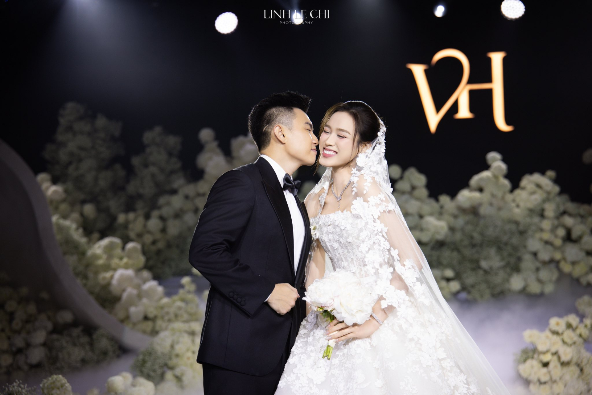 Đỗ Thị Hà và chồng có nghi thức cưới đặc biệt, Hoàng Thùy thành công bắt hoa cưới - ảnh 1