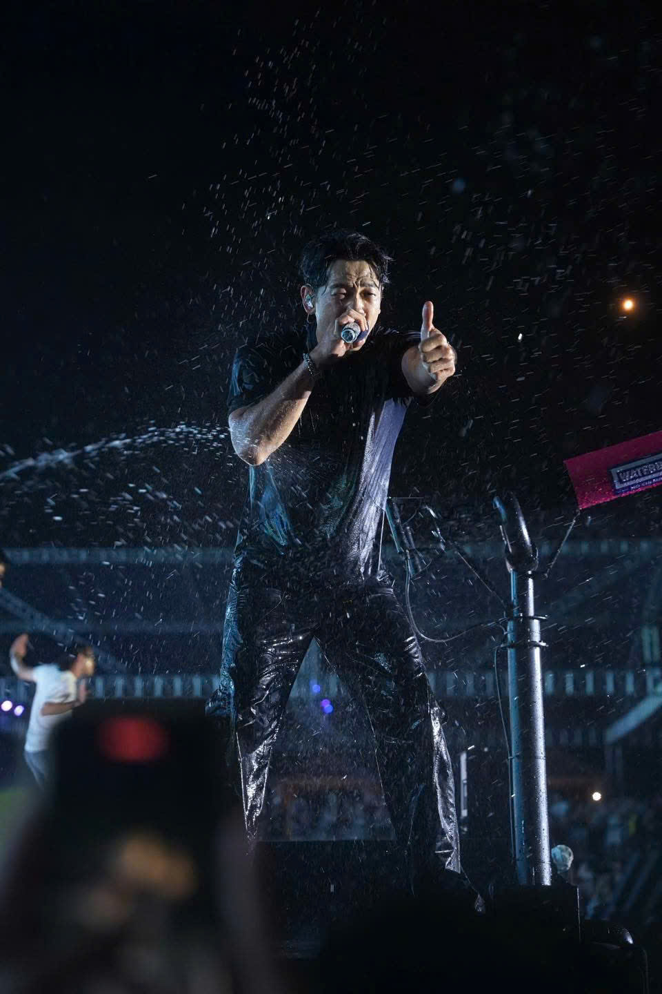 Bi Rain “gây bão” mạng xã hội tại WATERBOMB HCM: Body 6 múi cực phẩm, thần thái nam thần đời đầu không đối thủ - ảnh 2