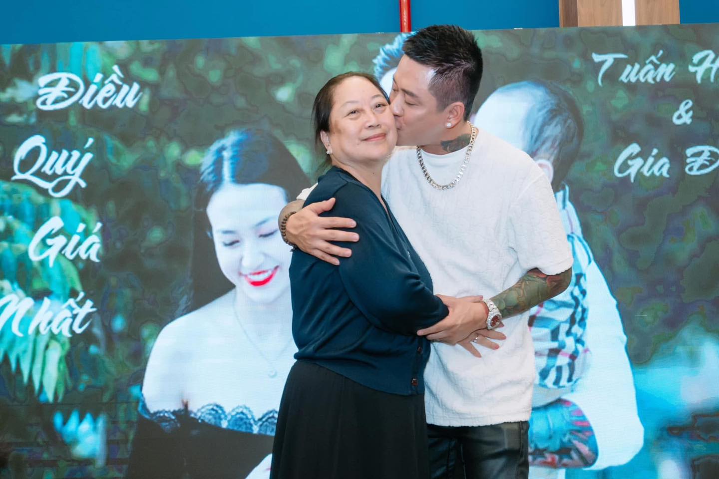 Mẹ ca sĩ Tuấn Hưng qua đời, loạt nghệ sĩ gửi lời chia buồn - ảnh 1