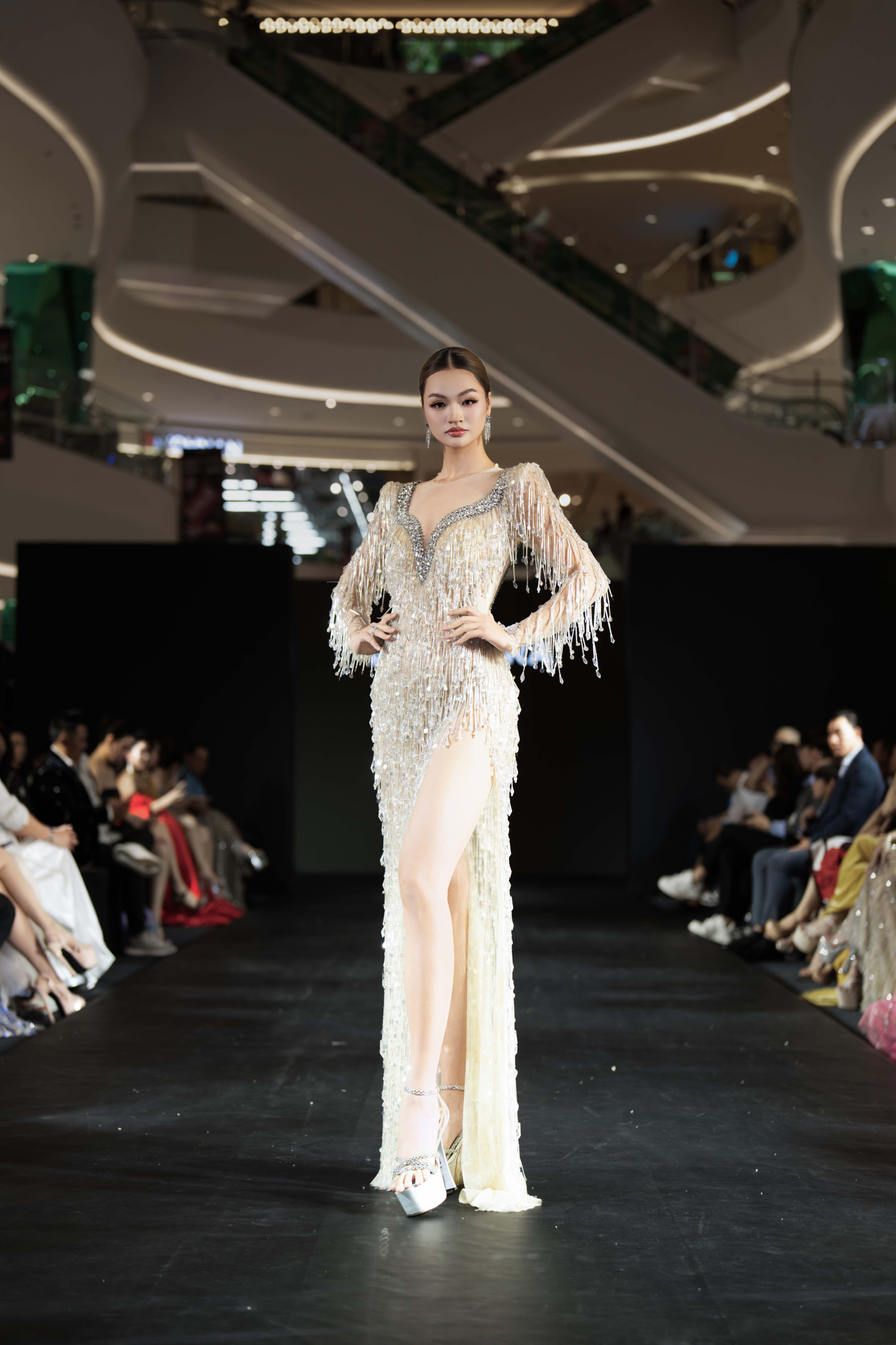 Á hậu Hoàng Nhung nói lý do làm vedette cho show diễn của NTK Tom Kara - ảnh 3