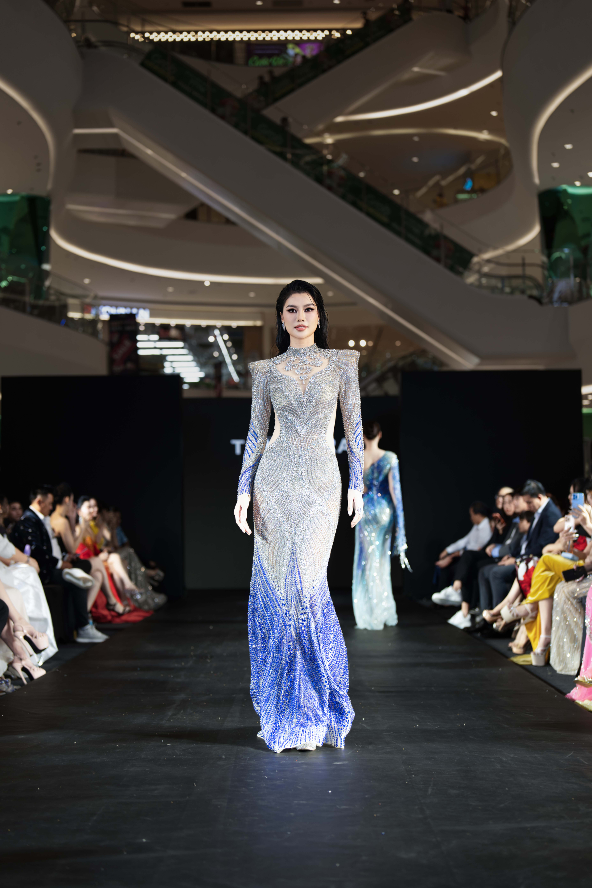 Á hậu Hoàng Nhung nói lý do làm vedette cho show diễn của NTK Tom Kara - ảnh 4