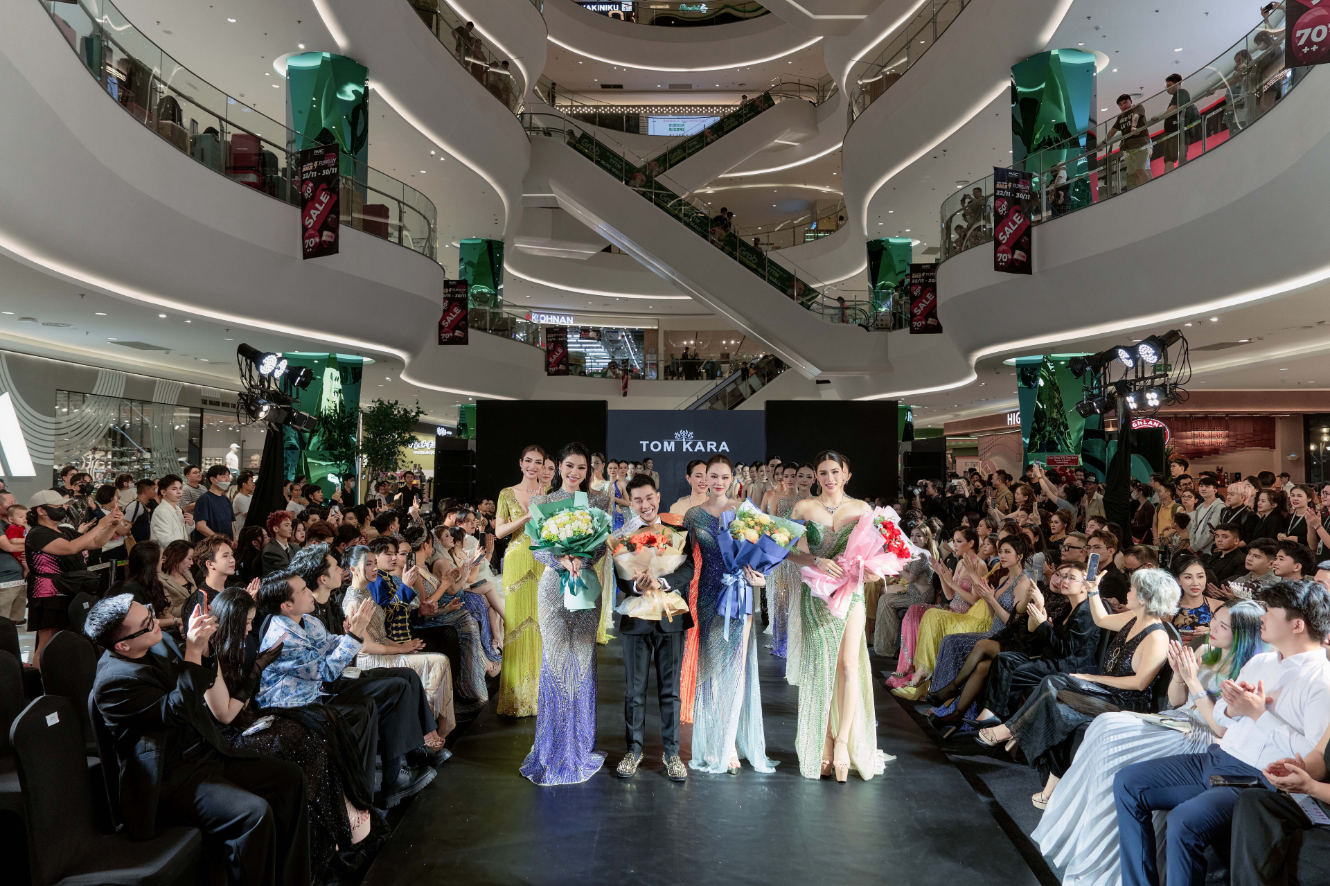 Á hậu Hoàng Nhung nói lý do làm vedette cho show diễn của NTK Tom Kara - ảnh 1