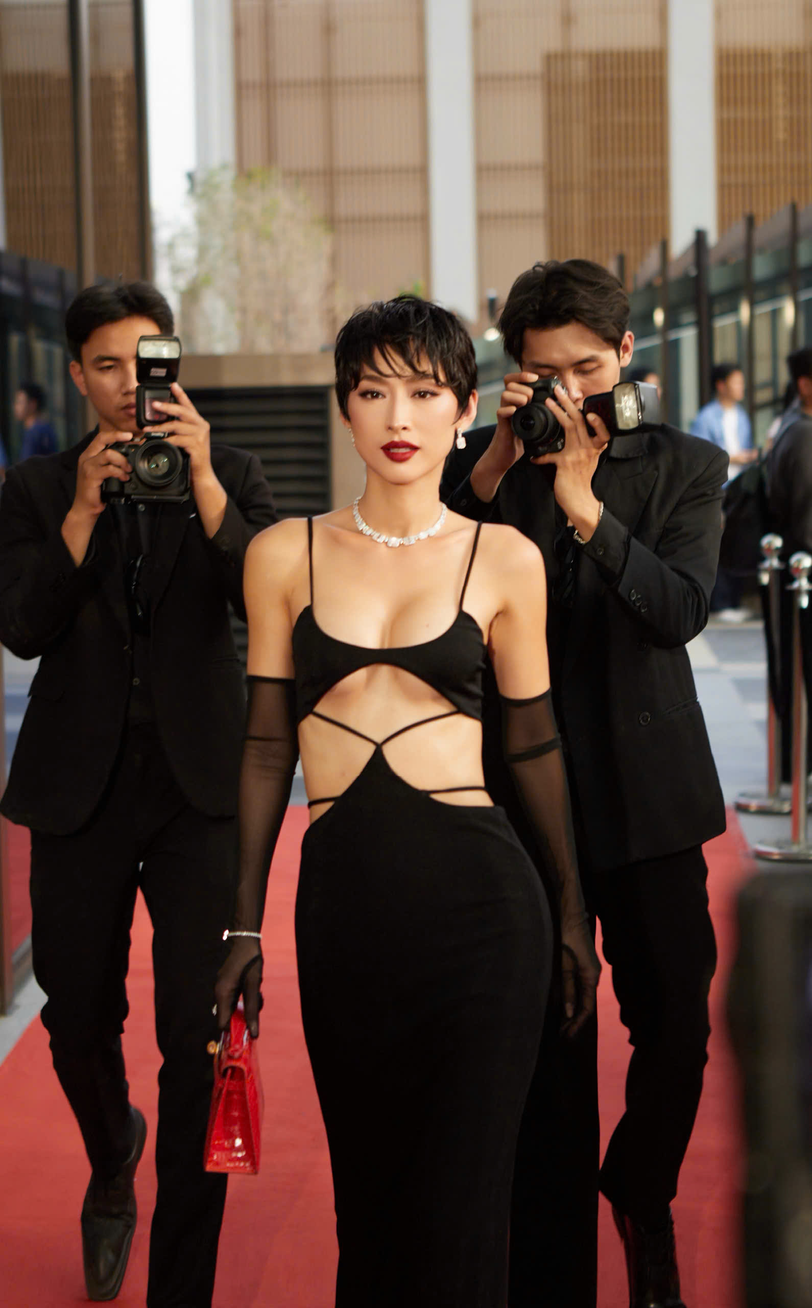 Quỳnh Thy cắt phăng mái tóc xài, ấn tượng với mái tóc morden chic - ảnh 1