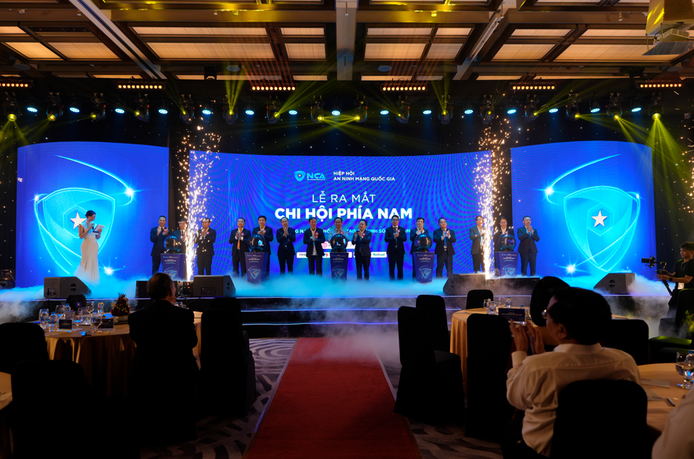 Các đại biểu thực hiện nghi thức nhấn nút ra mắt Chi hội phía Nam của NCA.
