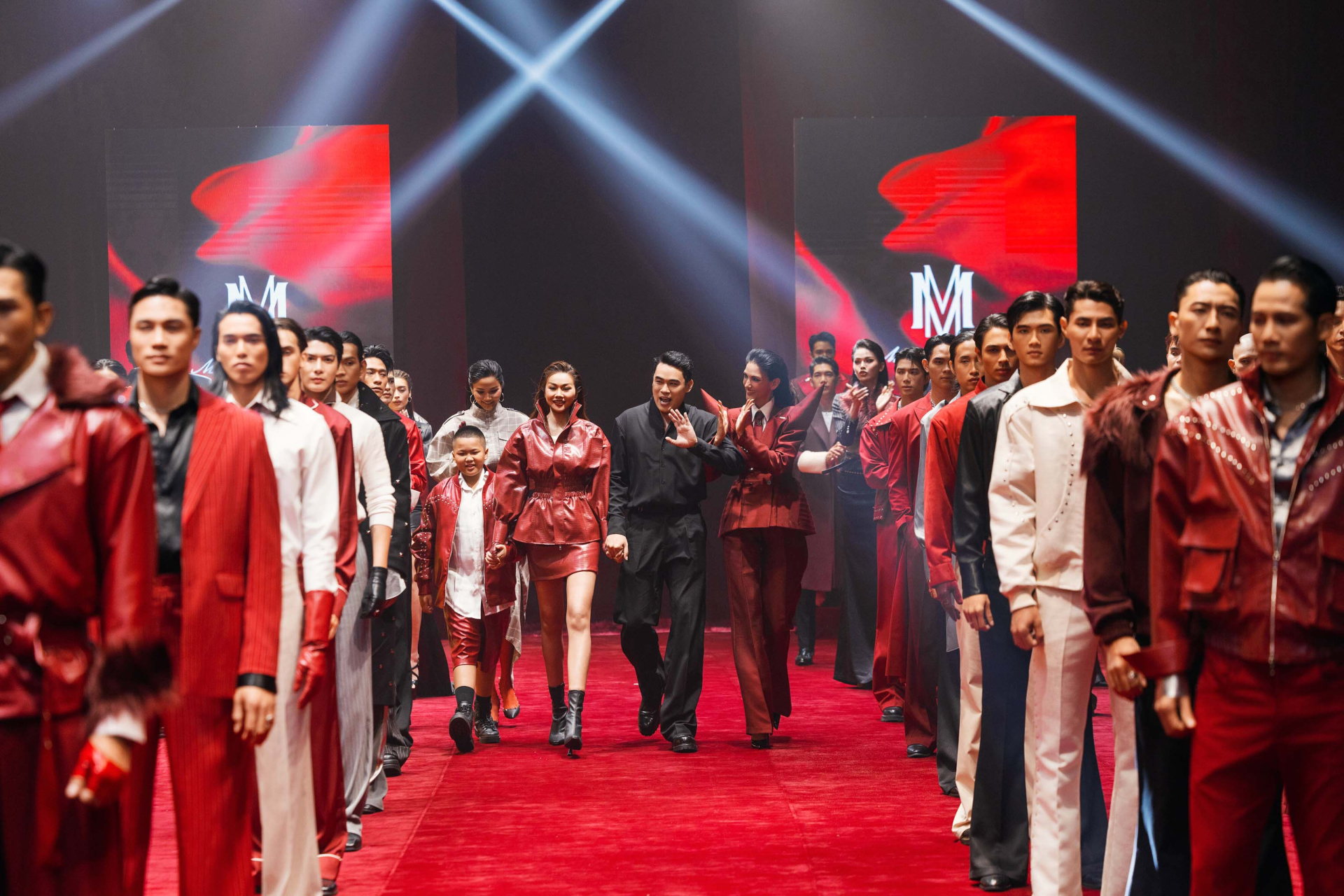 H'Hen Niê tái xuất sàn runway - ảnh 3