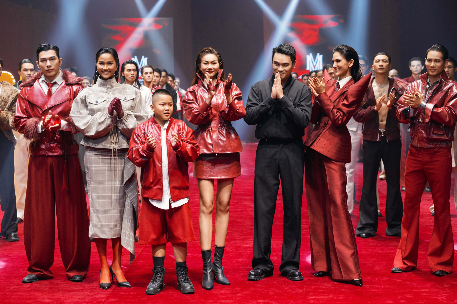 Thanh Hằng tất bật chạy show cuối năm - ảnh 4