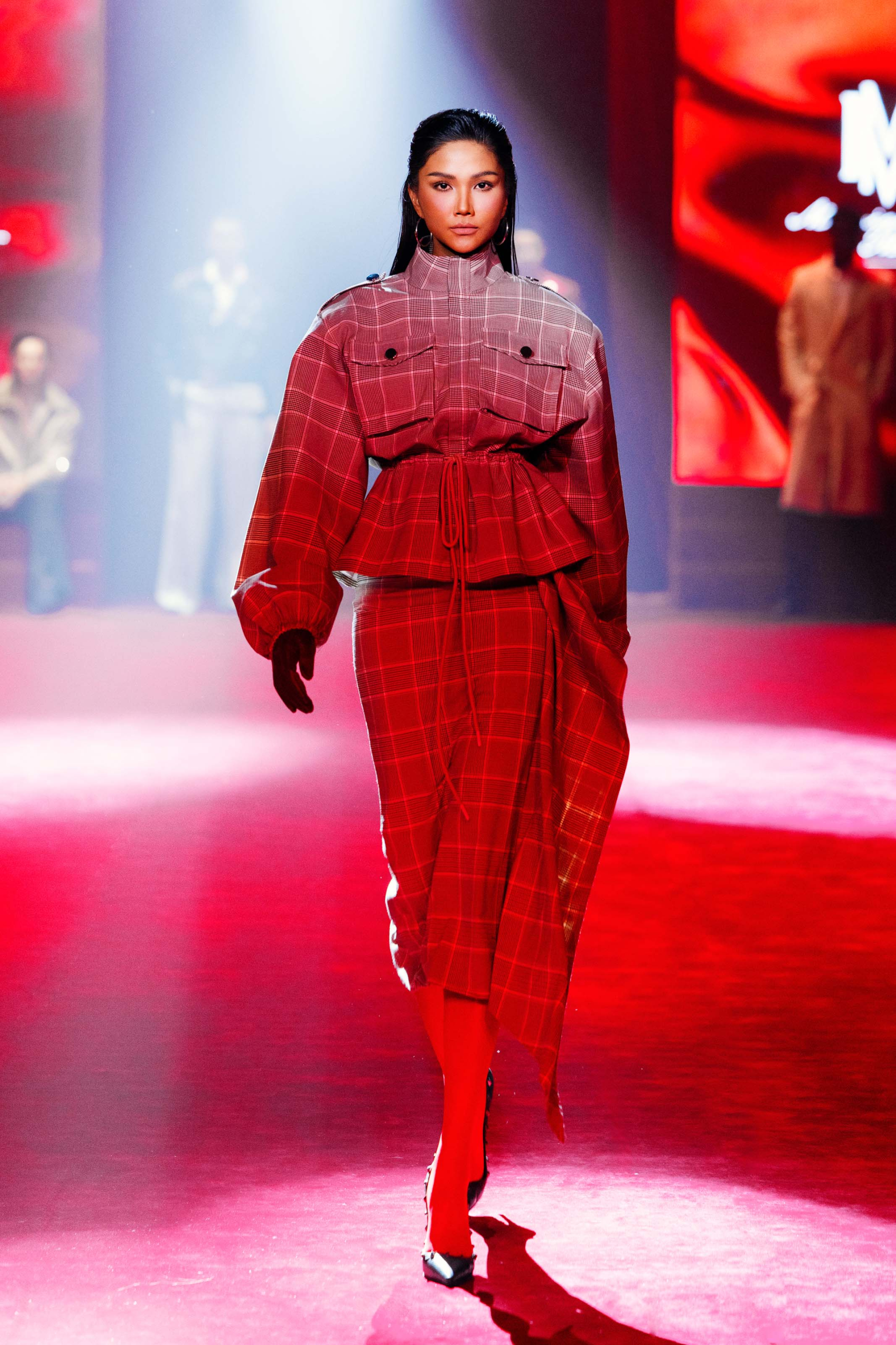 Tâm điểm của đêm diễn chính là sự trở lại đầy ấn tượng của Hoa hậu H'Hen Niê trong vai trò mở màn (First Face). 