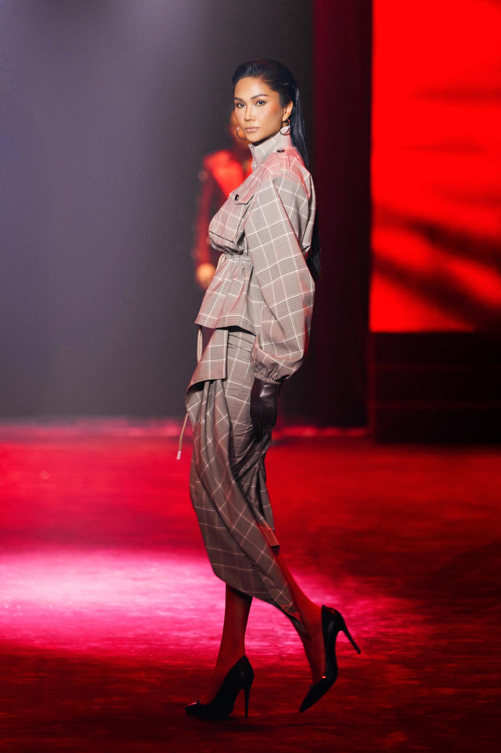 H'Hen Niê tái xuất sàn runway - ảnh 2