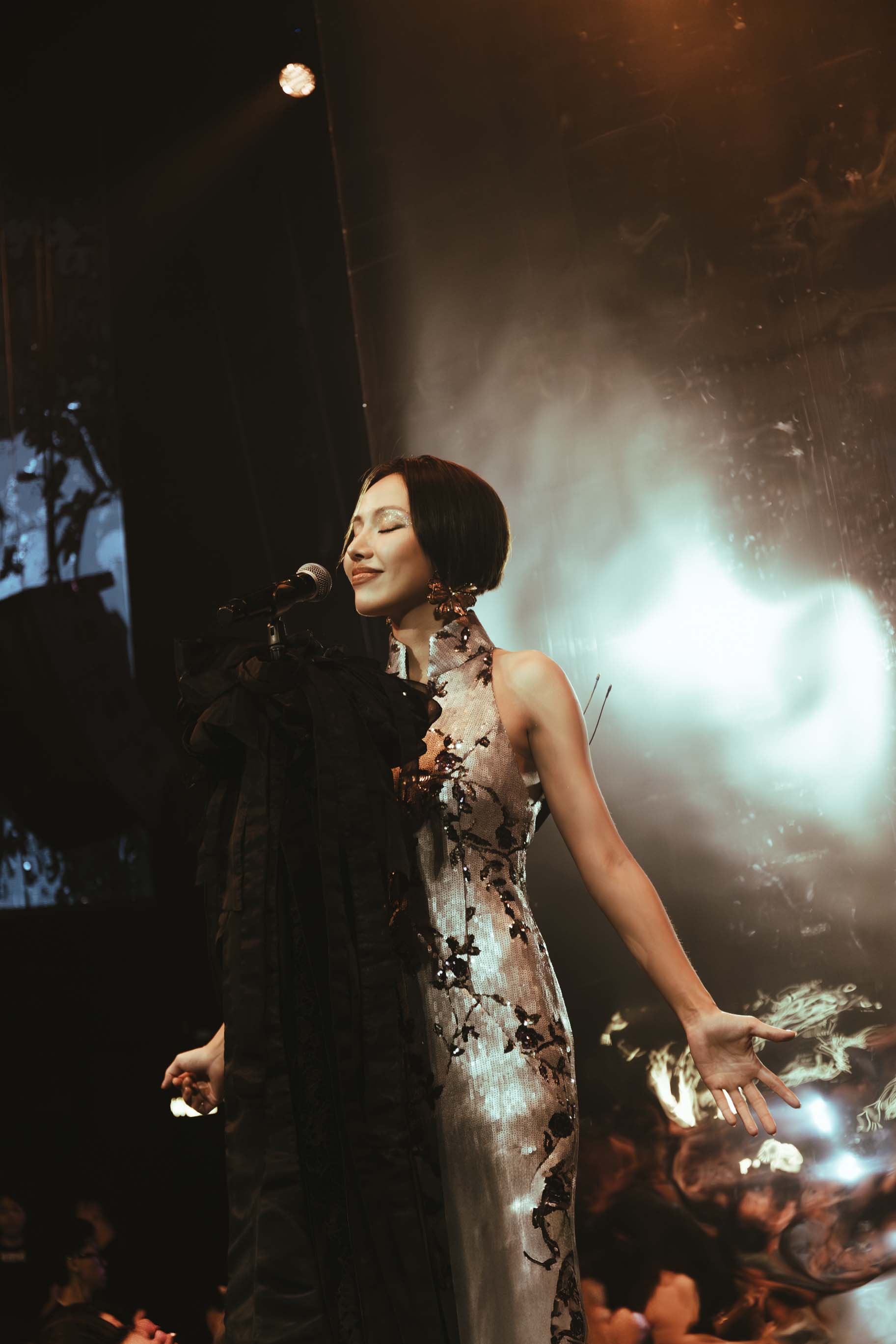 Hồ Ngọc Hà bắt tay Gigi Hương Giang “làm mới” ca khúc “Cơ đơn trên Sofa” - ảnh 5