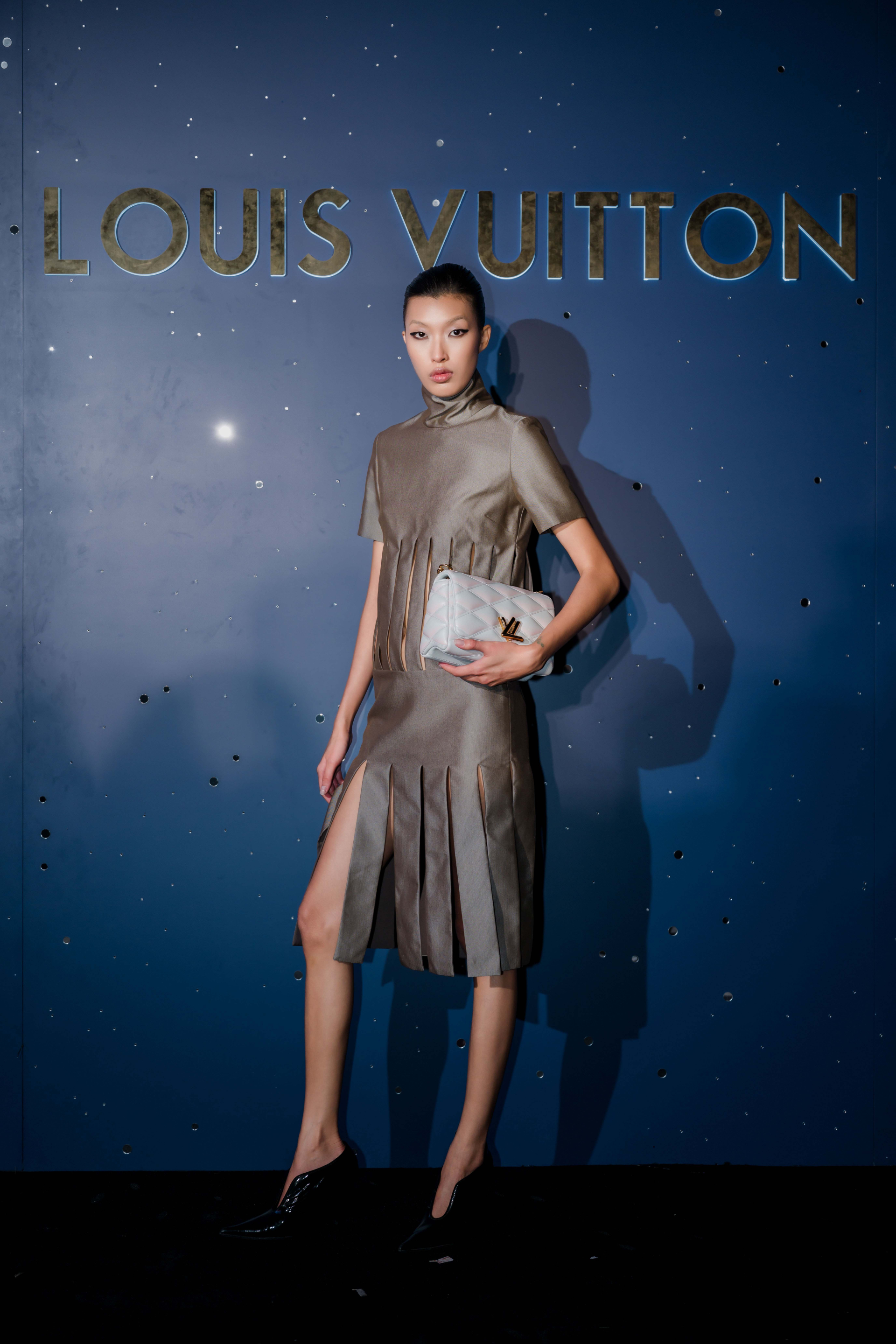 Dahan Phương Oanh – chân dài đắt giá trên sàn diễn quốc tế – gây ấn tượng với vẻ đẹp đậm chất Á Đông và set đồ LV độc đáo.