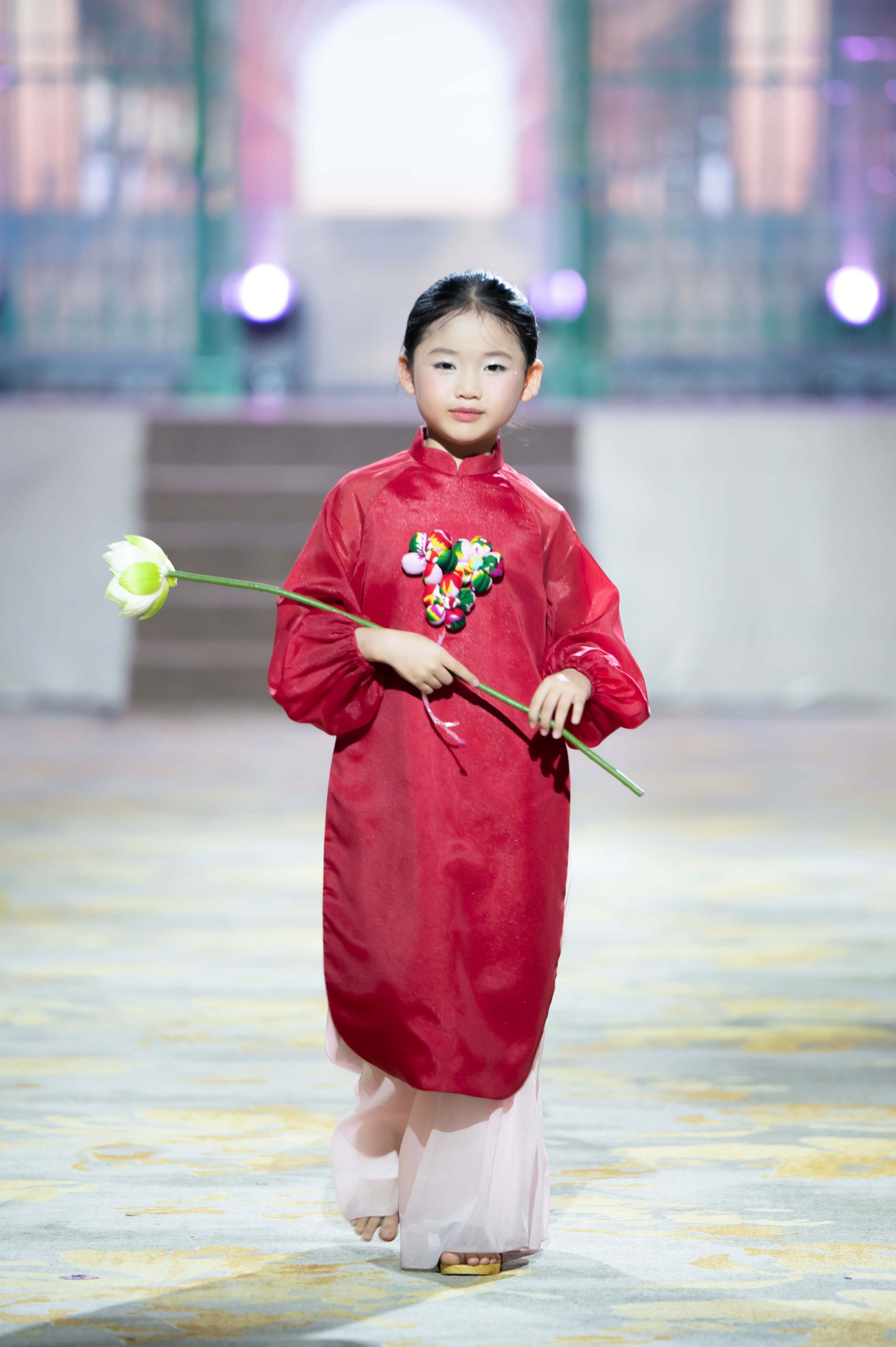 Á quân Cosmo Kid’s Star 2025 Lê Ngọc Như Ý catwalk mở màn, chiếm spotlight với nét chuẩn Á Đông - ảnh 2