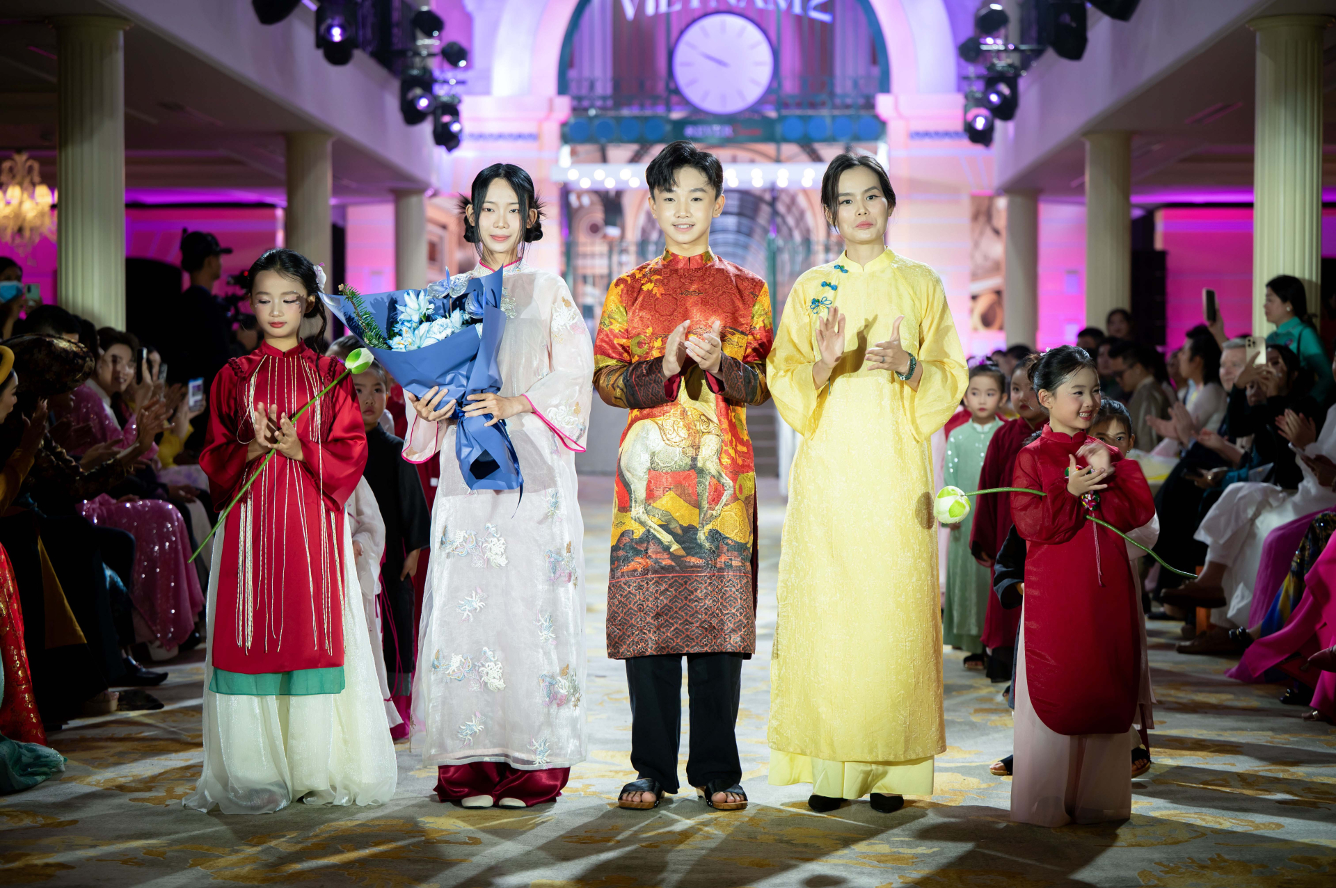 Á quân Cosmo Kid’s Star 2025 Lê Ngọc Như Ý catwalk mở màn, chiếm spotlight với nét chuẩn Á Đông - ảnh 1