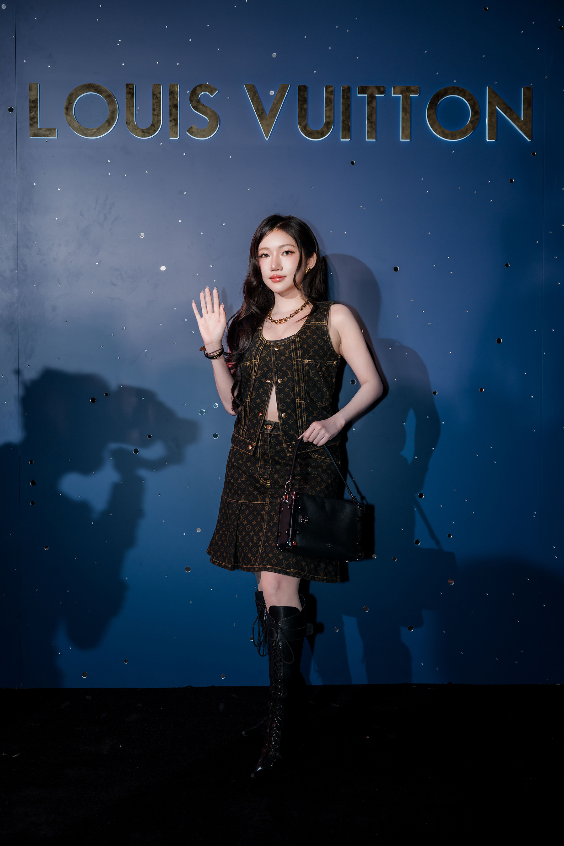 Orange xuất hiện với hình ảnh ngọt ngào, nữ tính khác hẳn thường lệ.