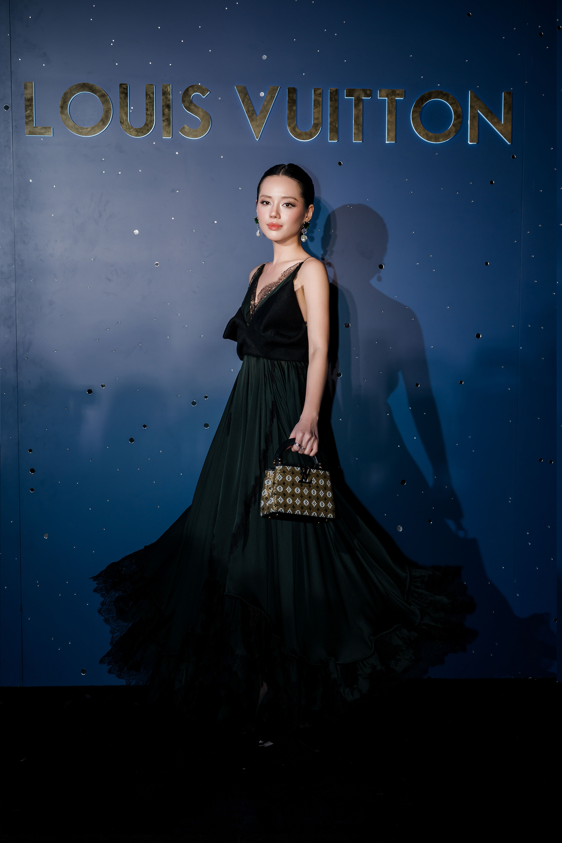 Khánh Linh (Cô Em Trendy) xuất hiện ngọt ngào như một nàng công chúa với đầm đen quyến rũ.