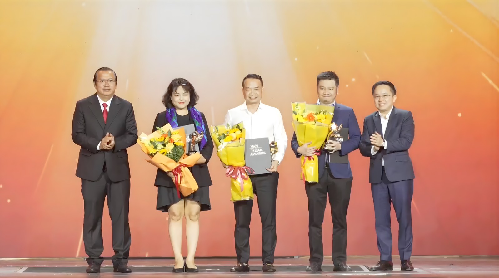 Đại diện tập đoàn YeaH1 lên nhận giải thưởng tại sự kiện Vạn Xuân Awards
