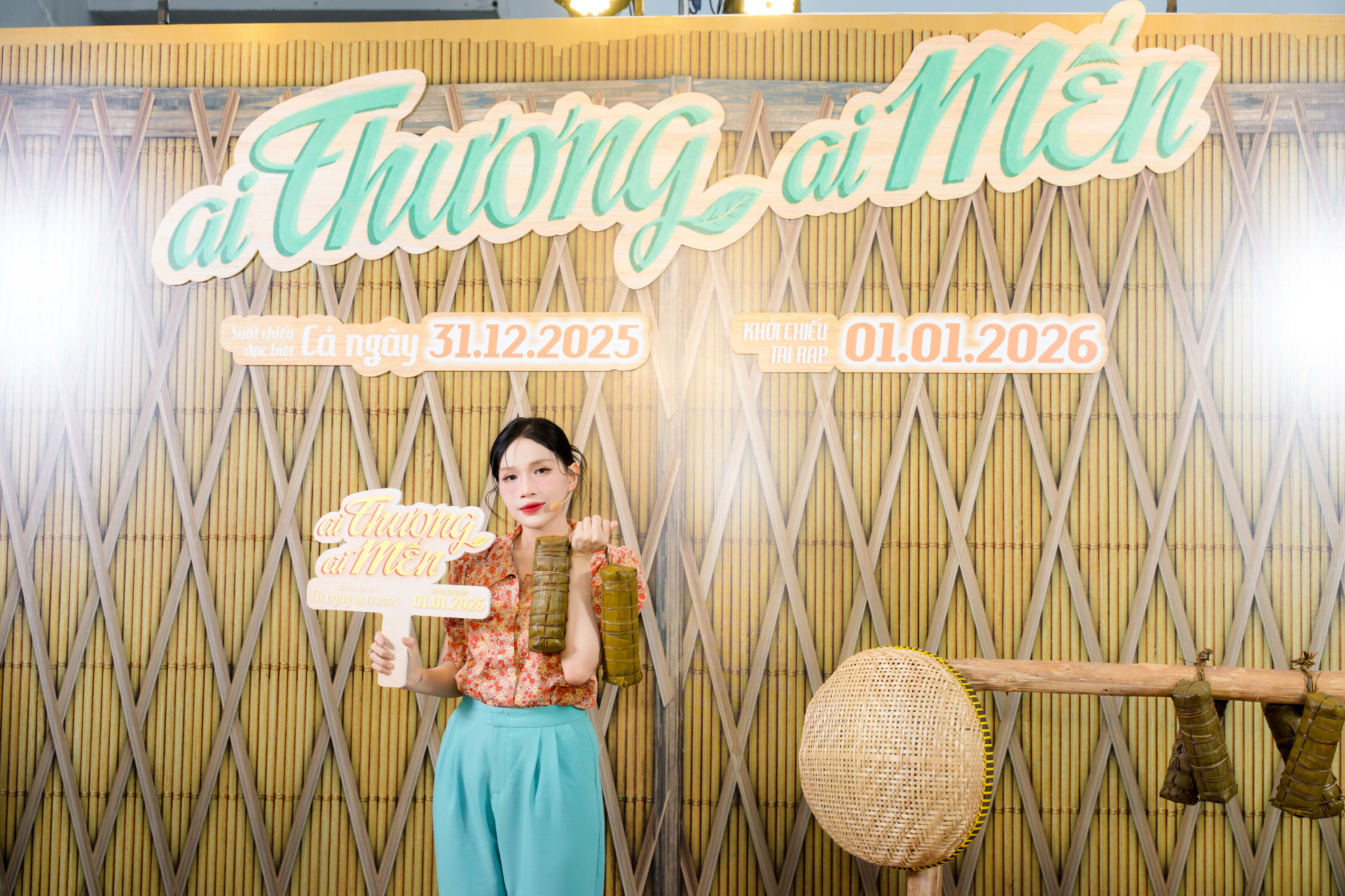 Thu Trang “chơi lớn” vác bụng bầu đến showcase tái hiện đám giỗ miền Tây chưa từng có trong điện ảnh Việt - ảnh 4